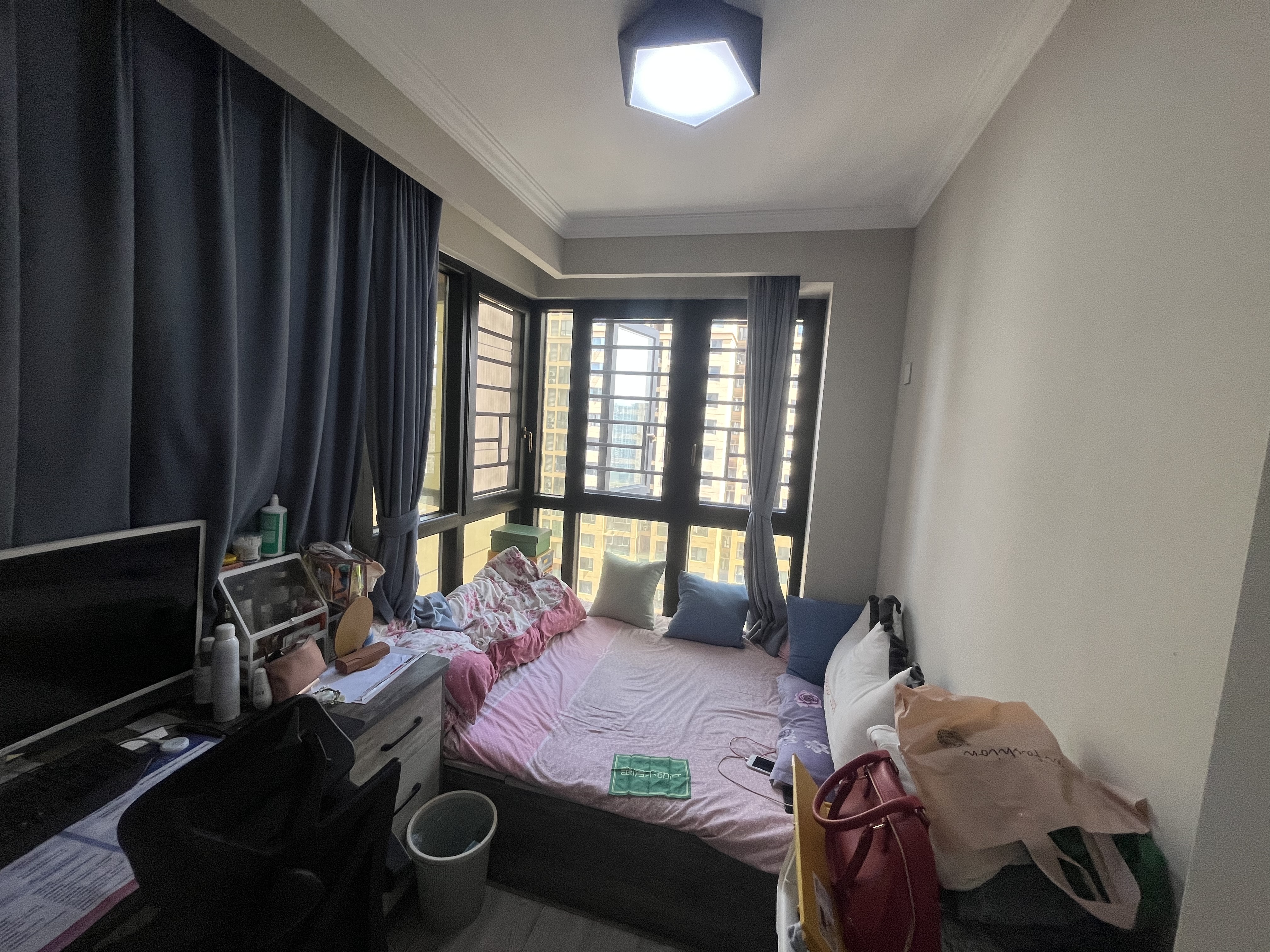 满庭春送入户花园南北通透精装四房中间楼层看房方便