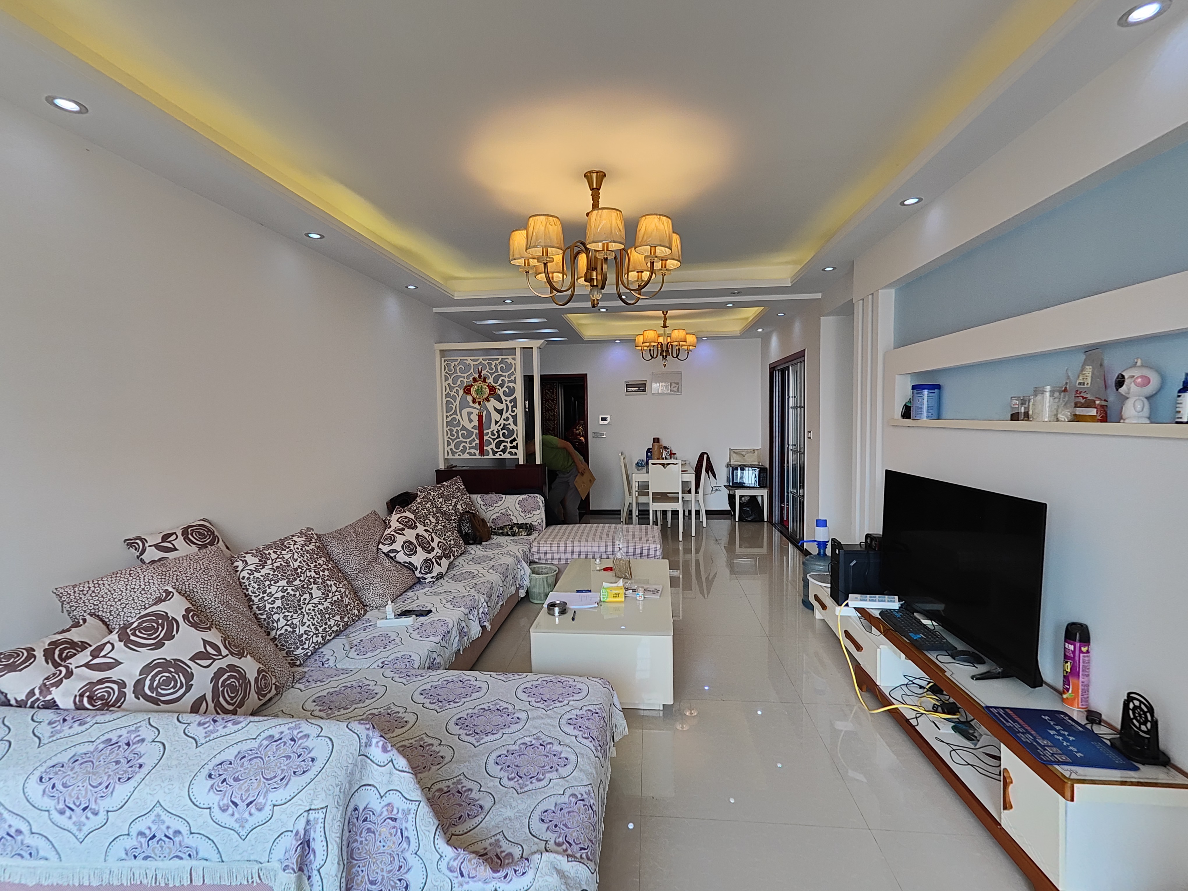 漫城林语 精装三房 中间楼层家具家电都带，诚意出售 看房方便