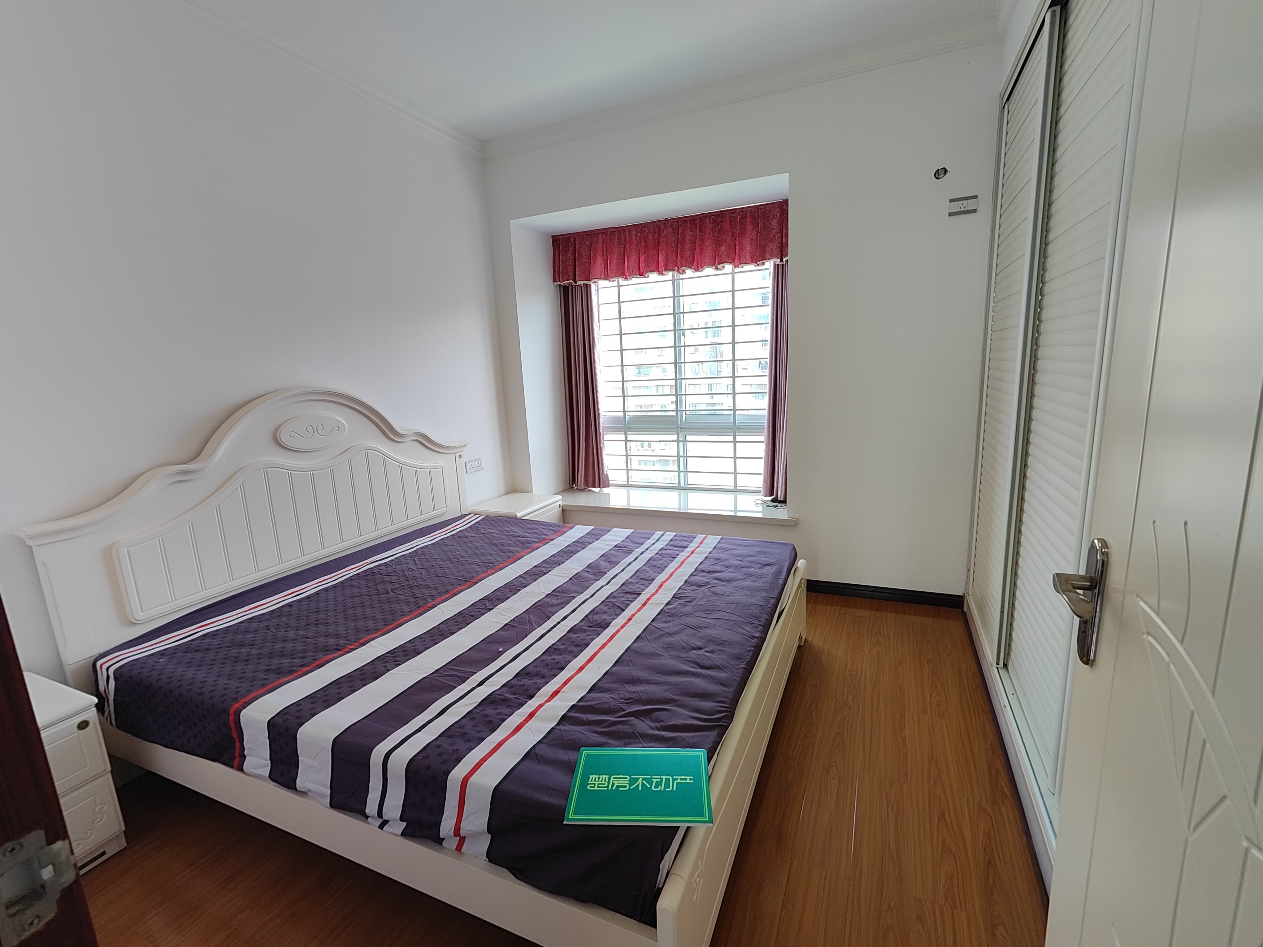 漫城林语精装三房中间楼层家具家电都带，诚意出售看房方便