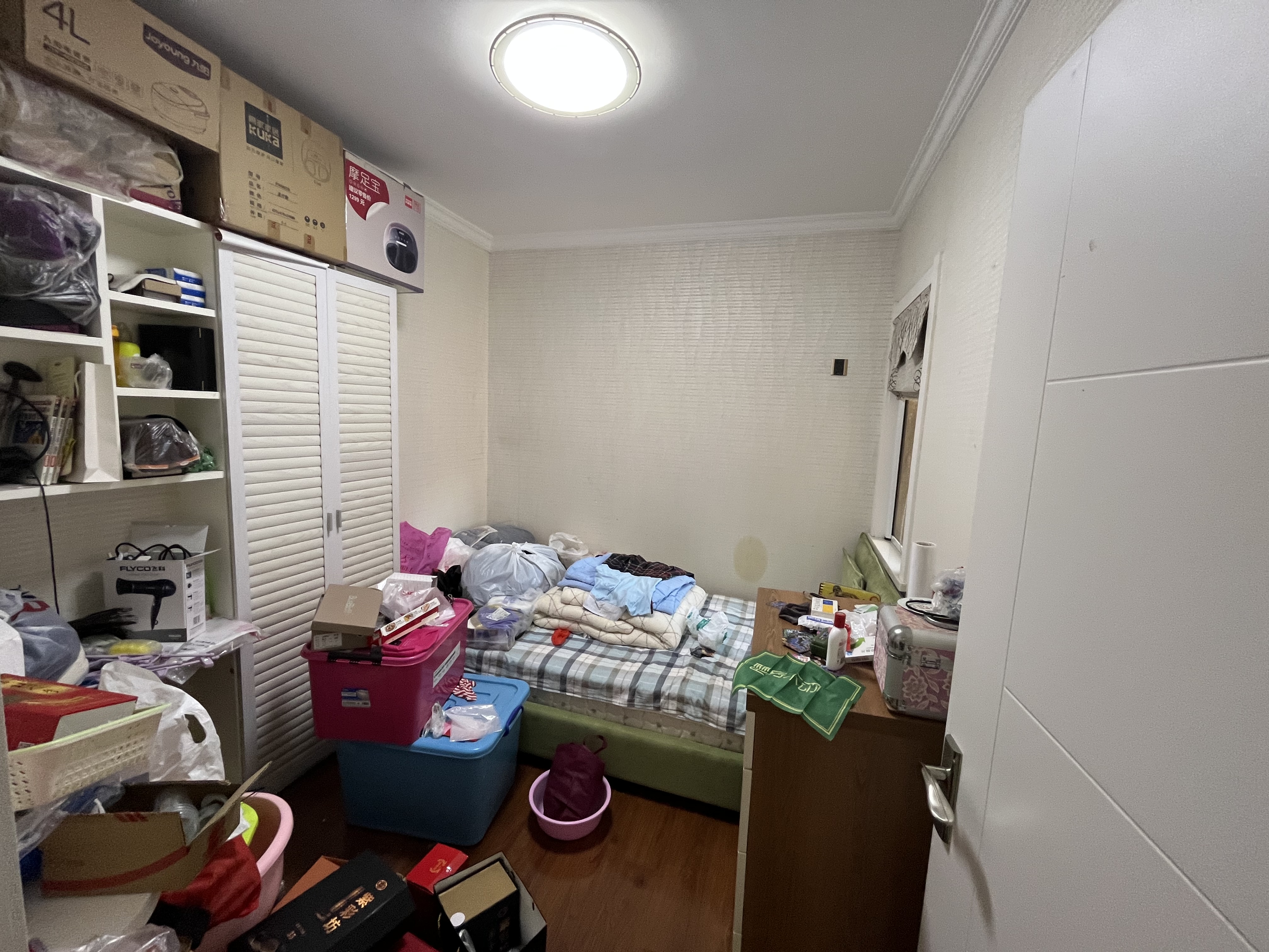 满庭春湖景房，供暖三房，证在手，看房方便