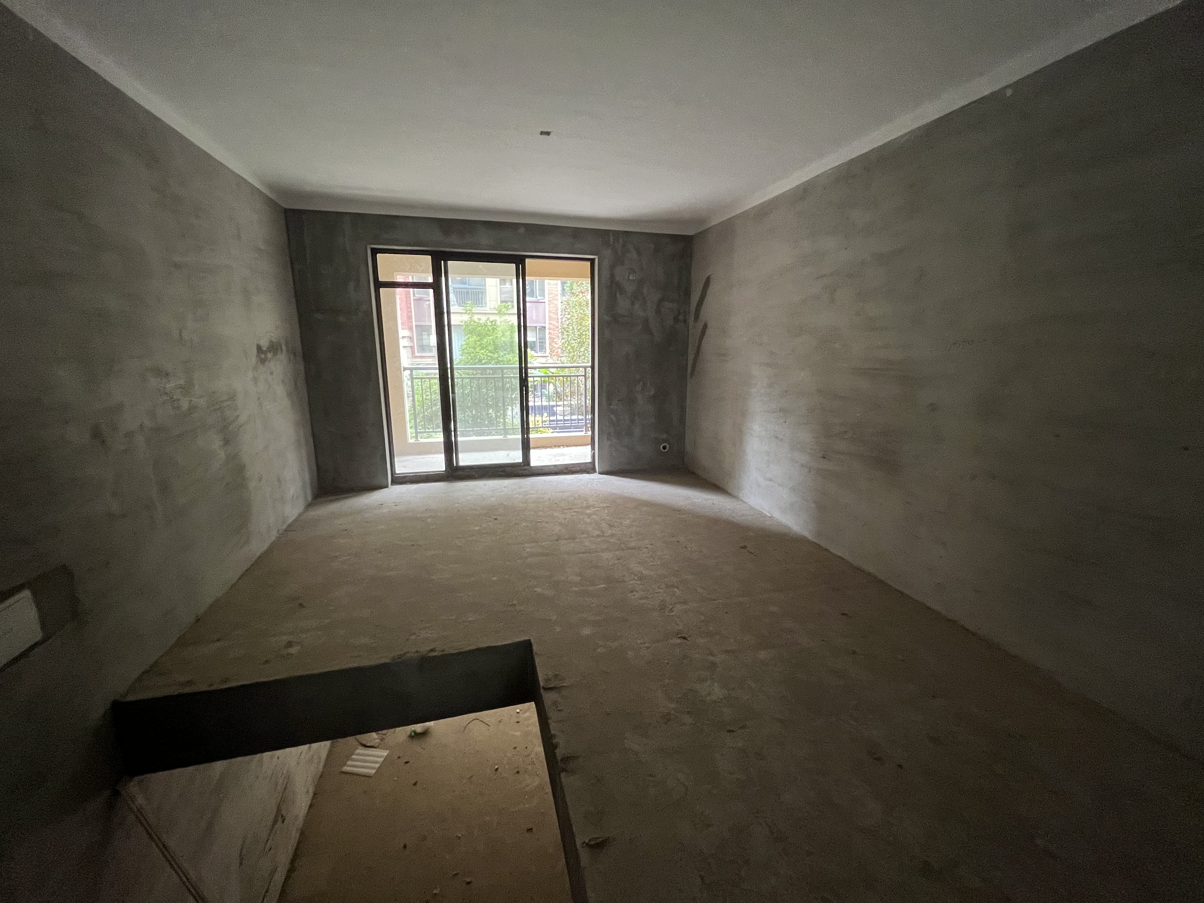 绿地香格里拉一二楼毛坯复式带花园空气清新天然氧吧带车库房东诚意出售