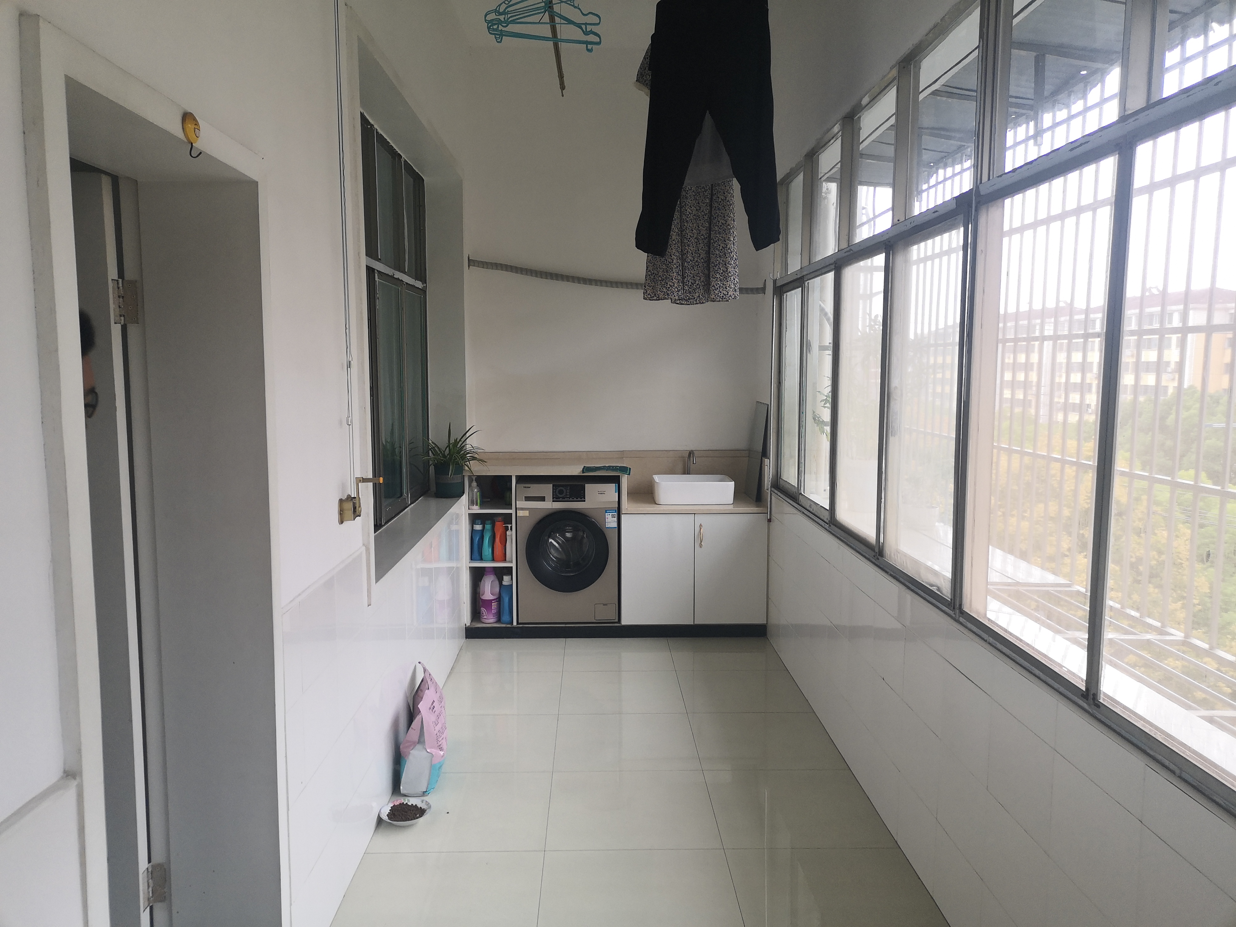 城西 天轮小区 大三房 光线充足 户型大气 侠好大的阳台