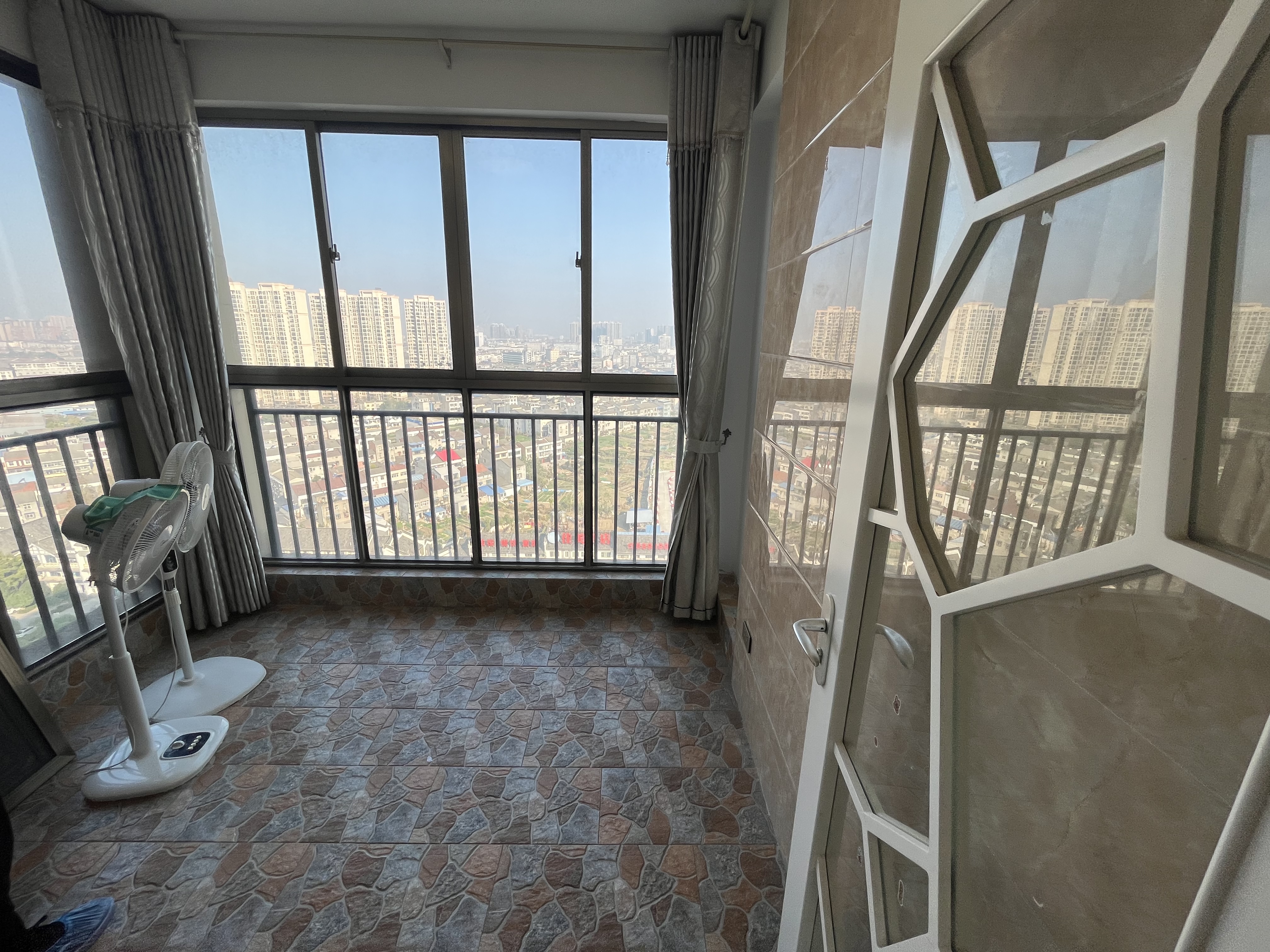 南国明珠精装四房中间楼层看房方便