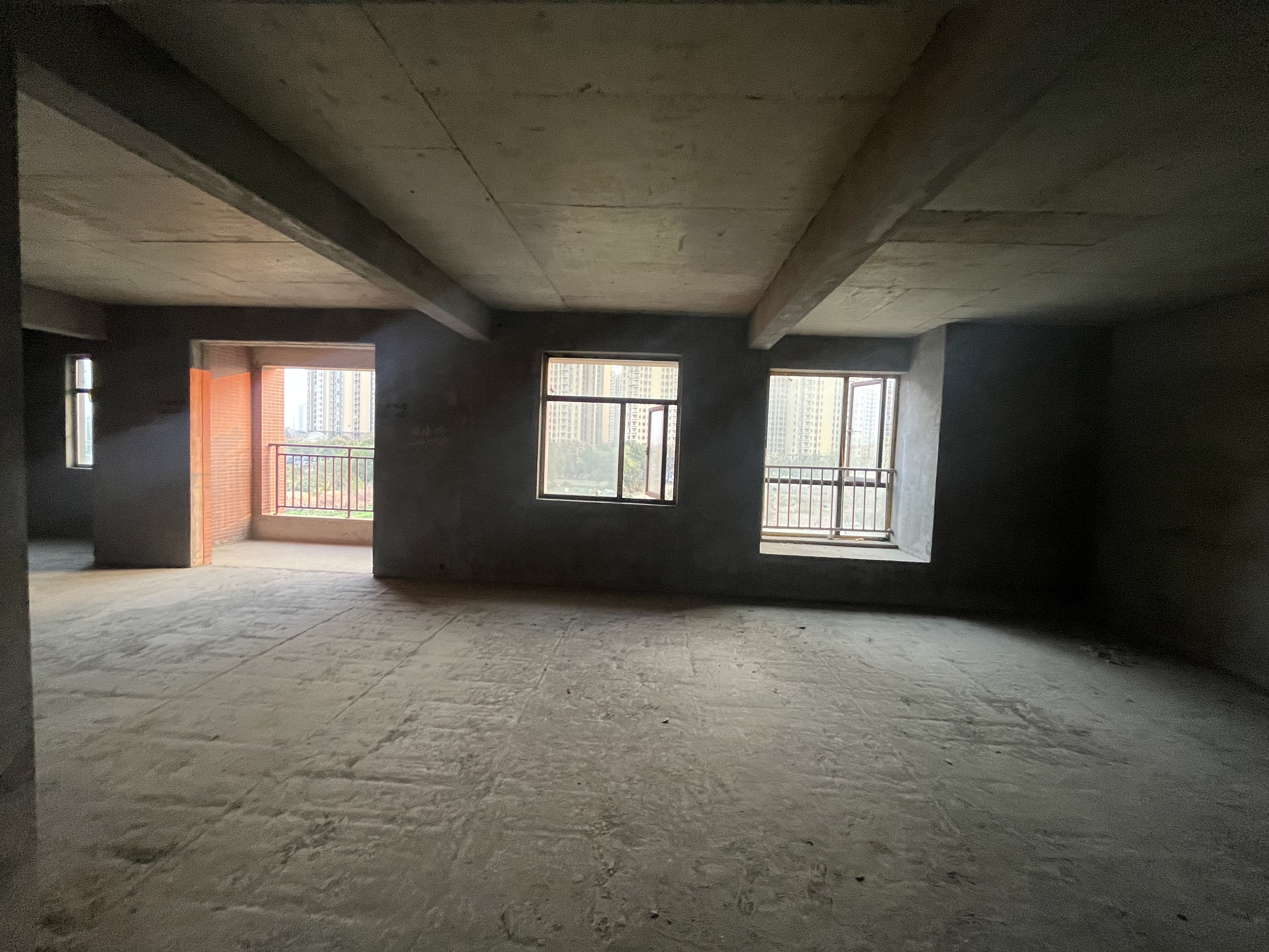 新城一号五期花园洋房毛坯四房看房方便