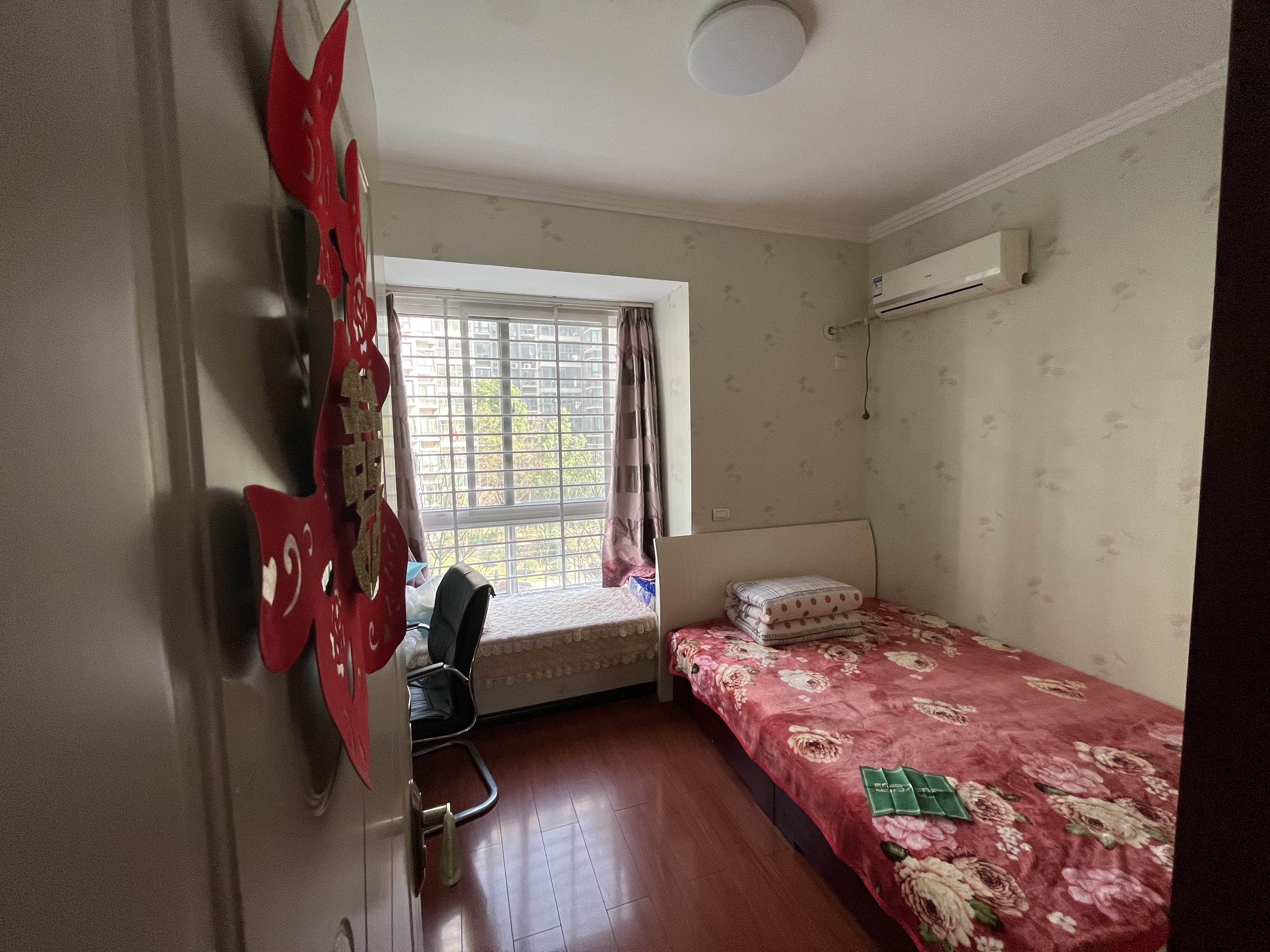 世纪雅园城西新妇幼旁中间楼层精装四房