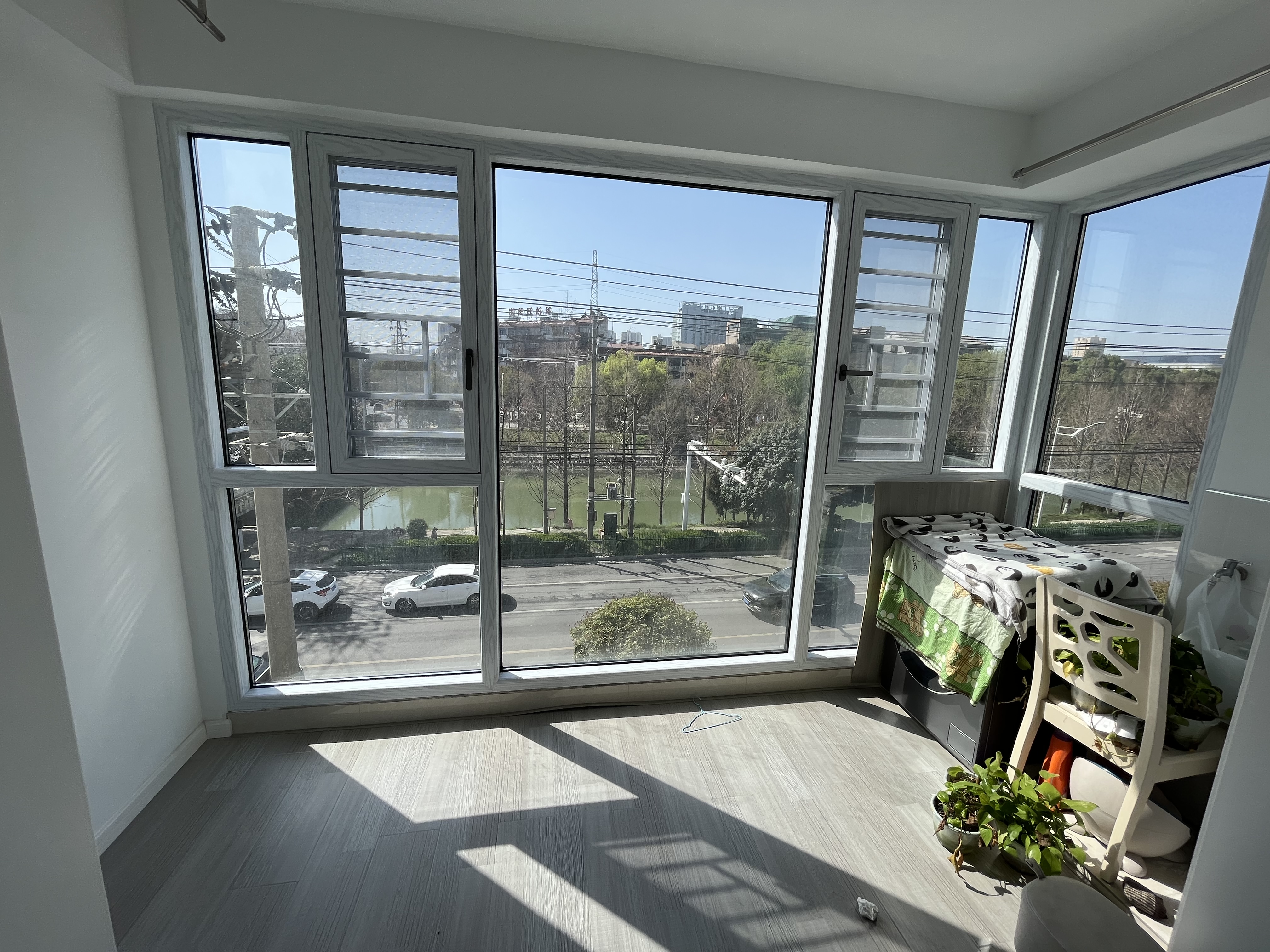 丽水名城 电梯小户型东区车站旁边 新装修 家具家电齐全 直接 领包入住