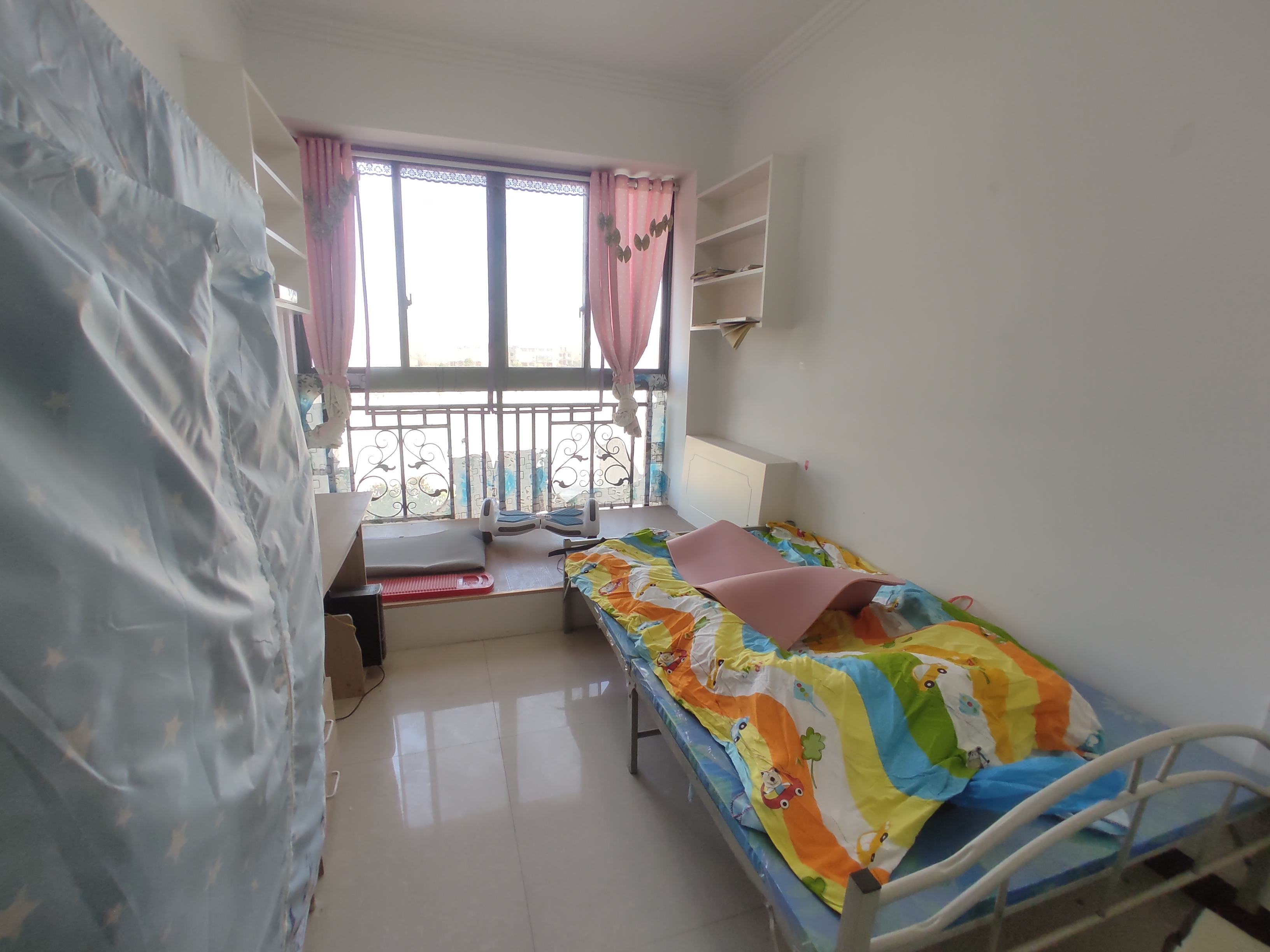 绿地华庭天然氧吧.精装三房.小区环境好.看房方便