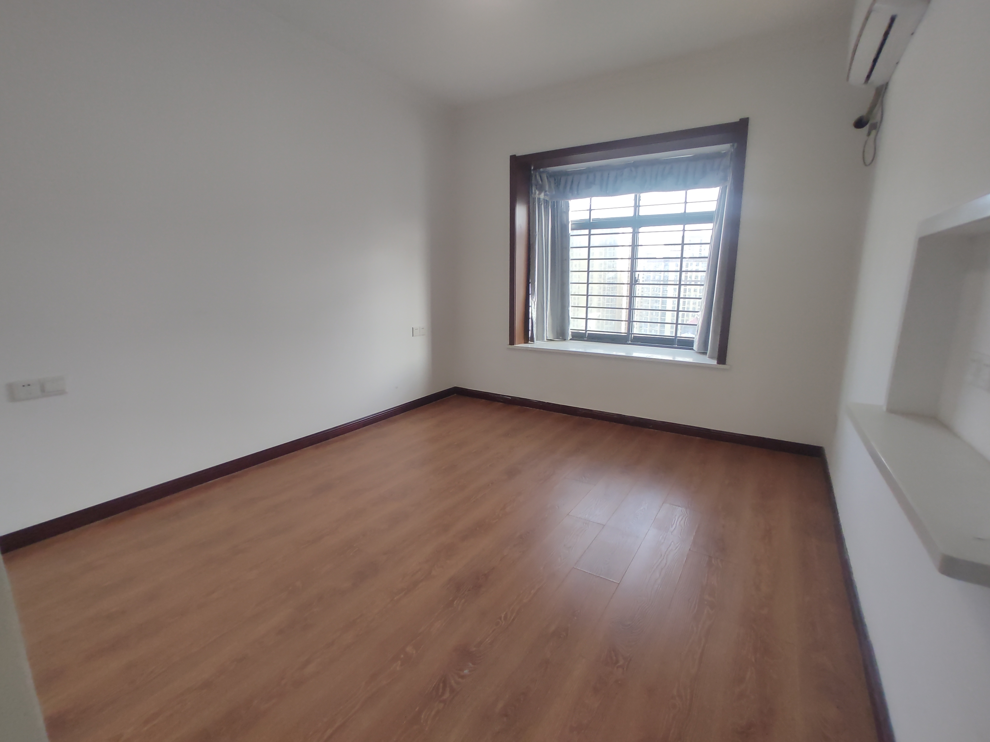 江汉星城精装三房两卫.中间楼层看房方便