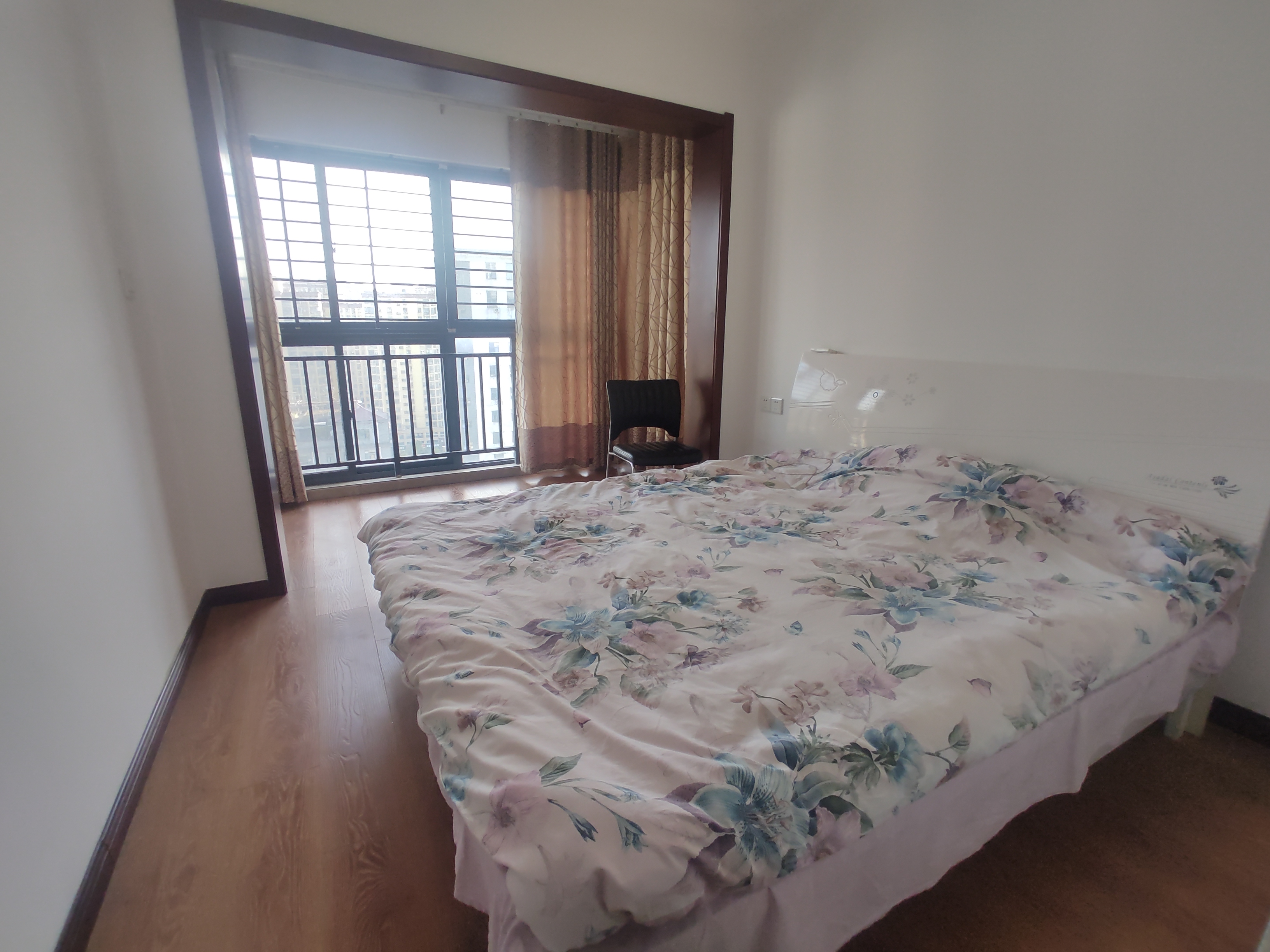 江汉星城精装三房两卫.中间楼层看房方便