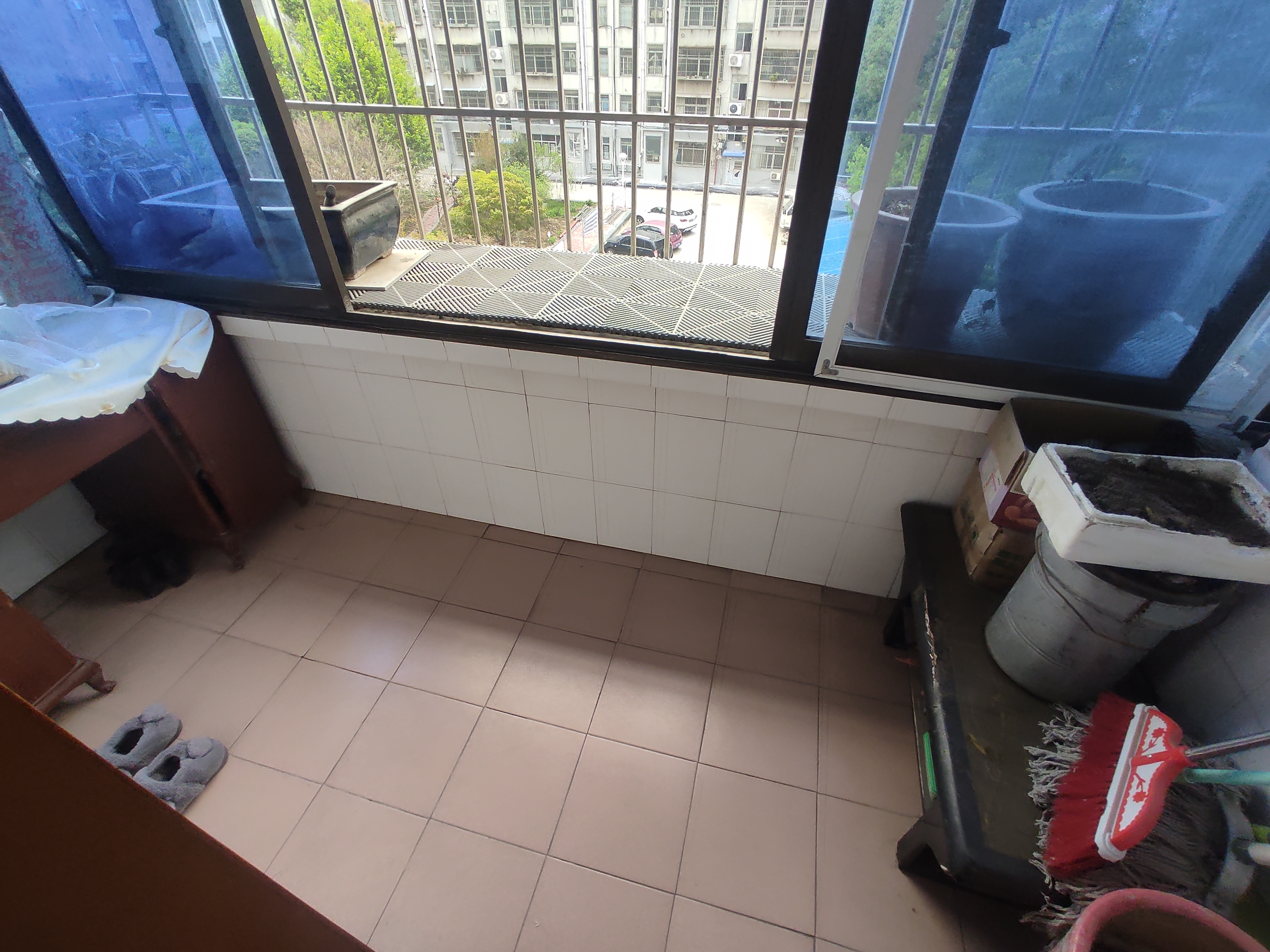 高管宿舍.精装三房两卫.房子成色新.中间楼层.看房方便