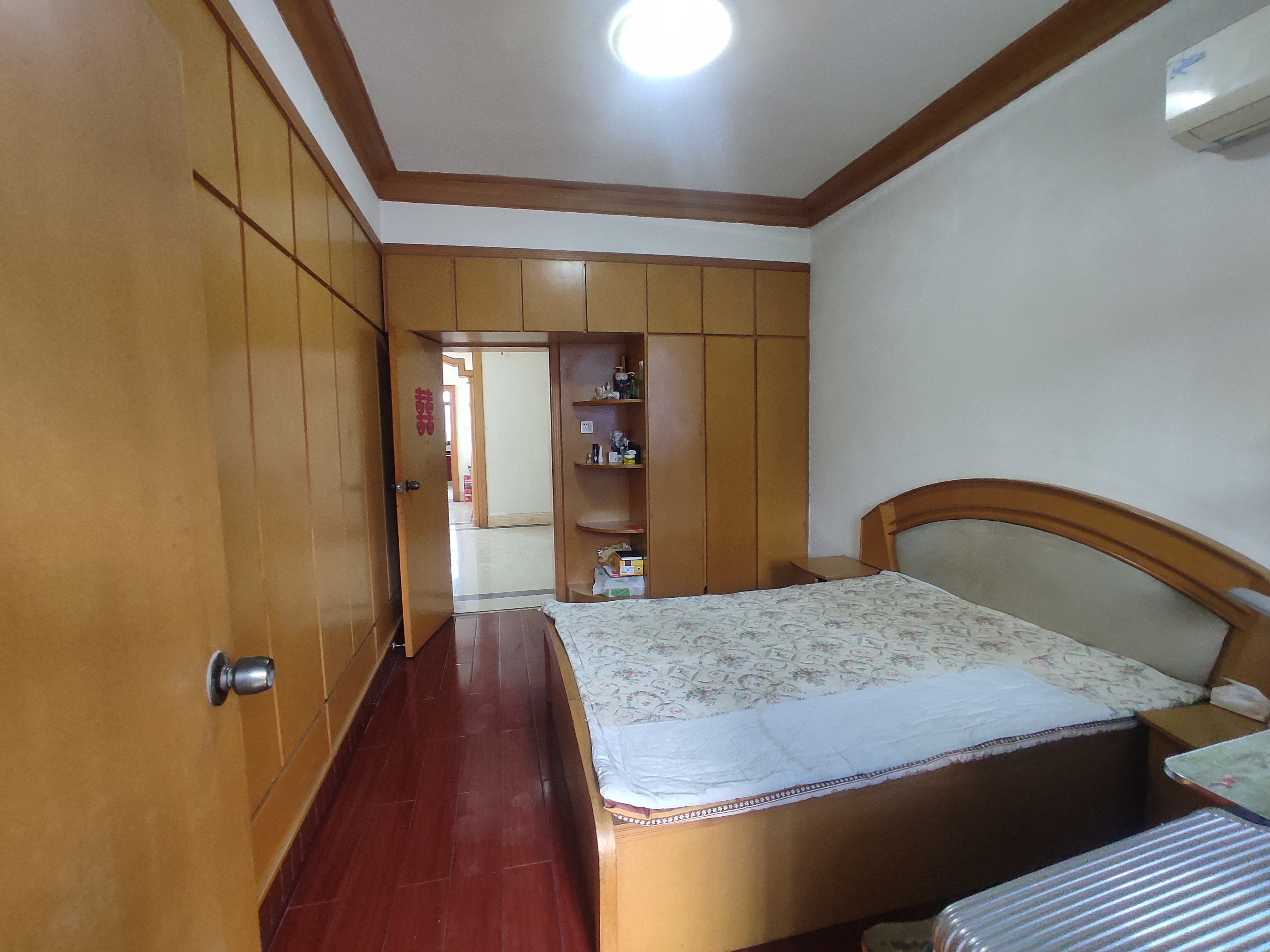 高管宿舍.精装三房两卫.房子成色新.中间楼层.看房方便