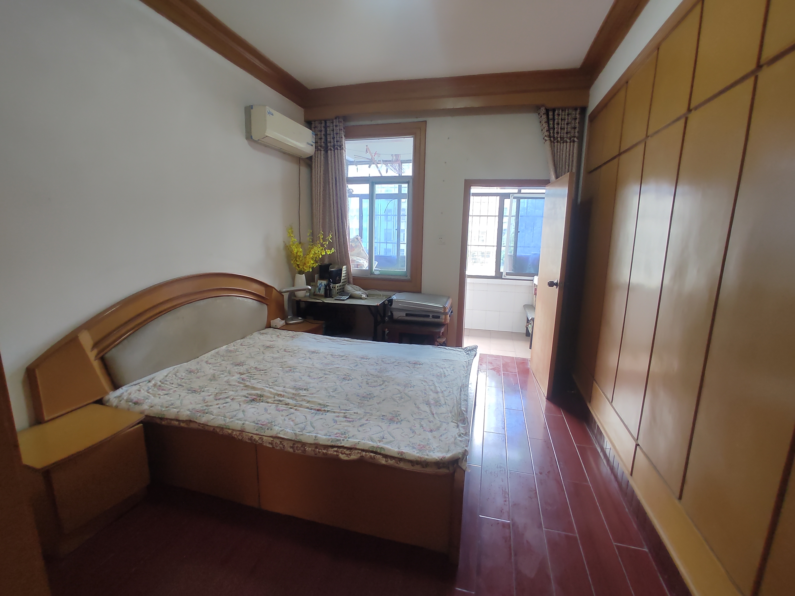 高管宿舍.精装三房两卫.房子成色新.中间楼层.看房方便