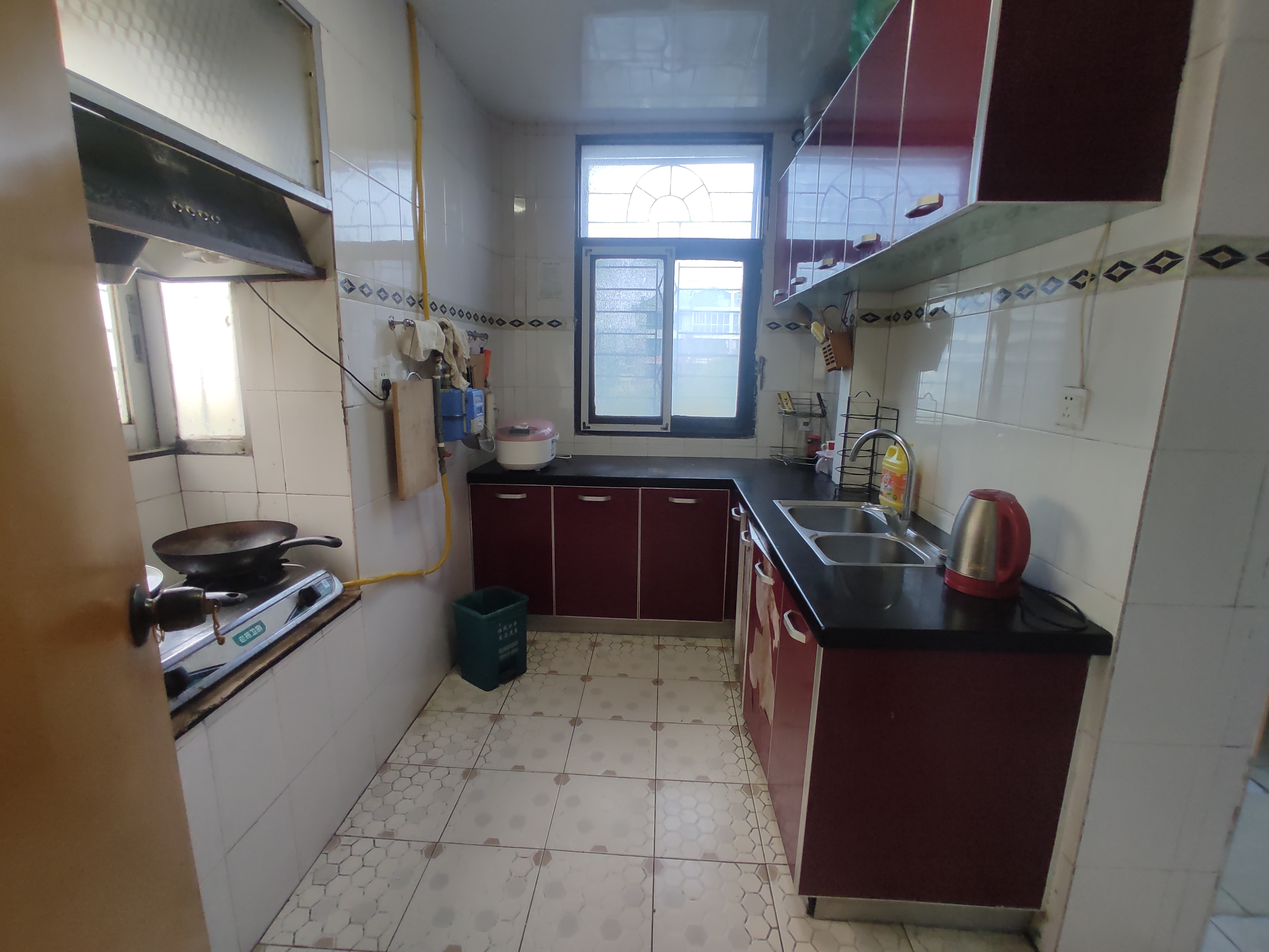 高管宿舍.精装三房两卫.房子成色新.中间楼层.看房方便