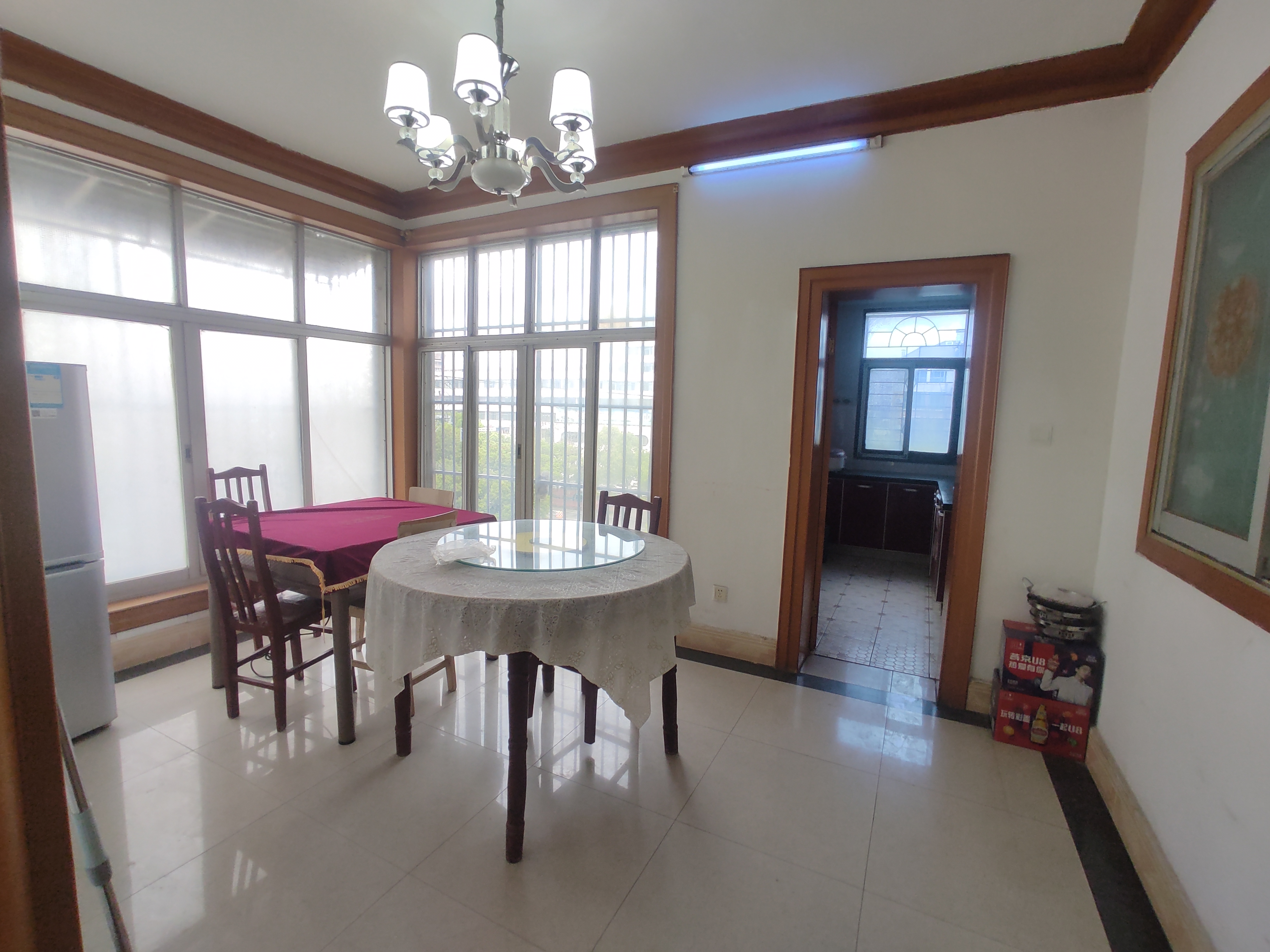 高管宿舍.精装三房两卫.房子成色新.中间楼层.看房方便