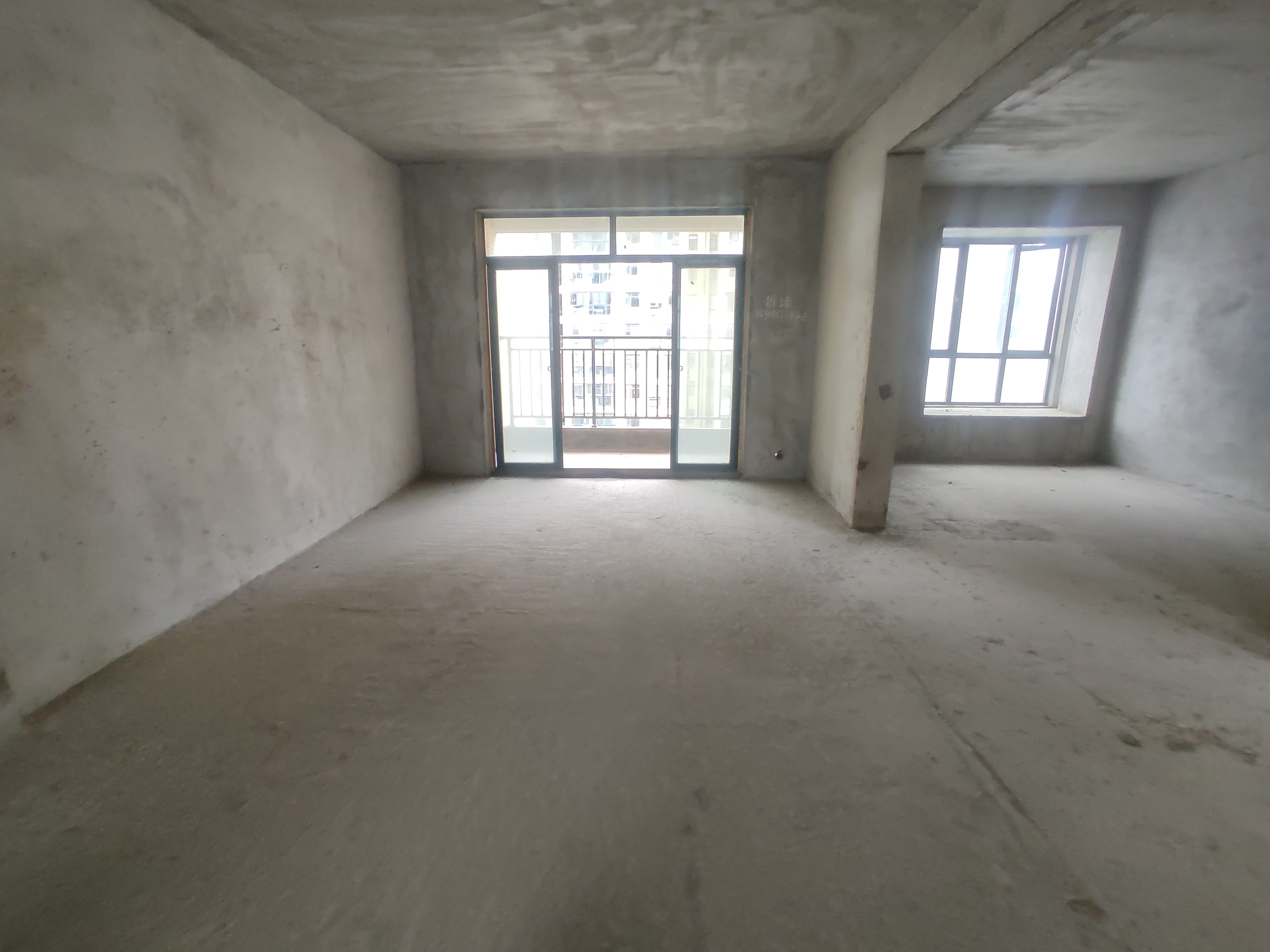 新城一号.毛坯三房两卫.边户采光好.看房方便