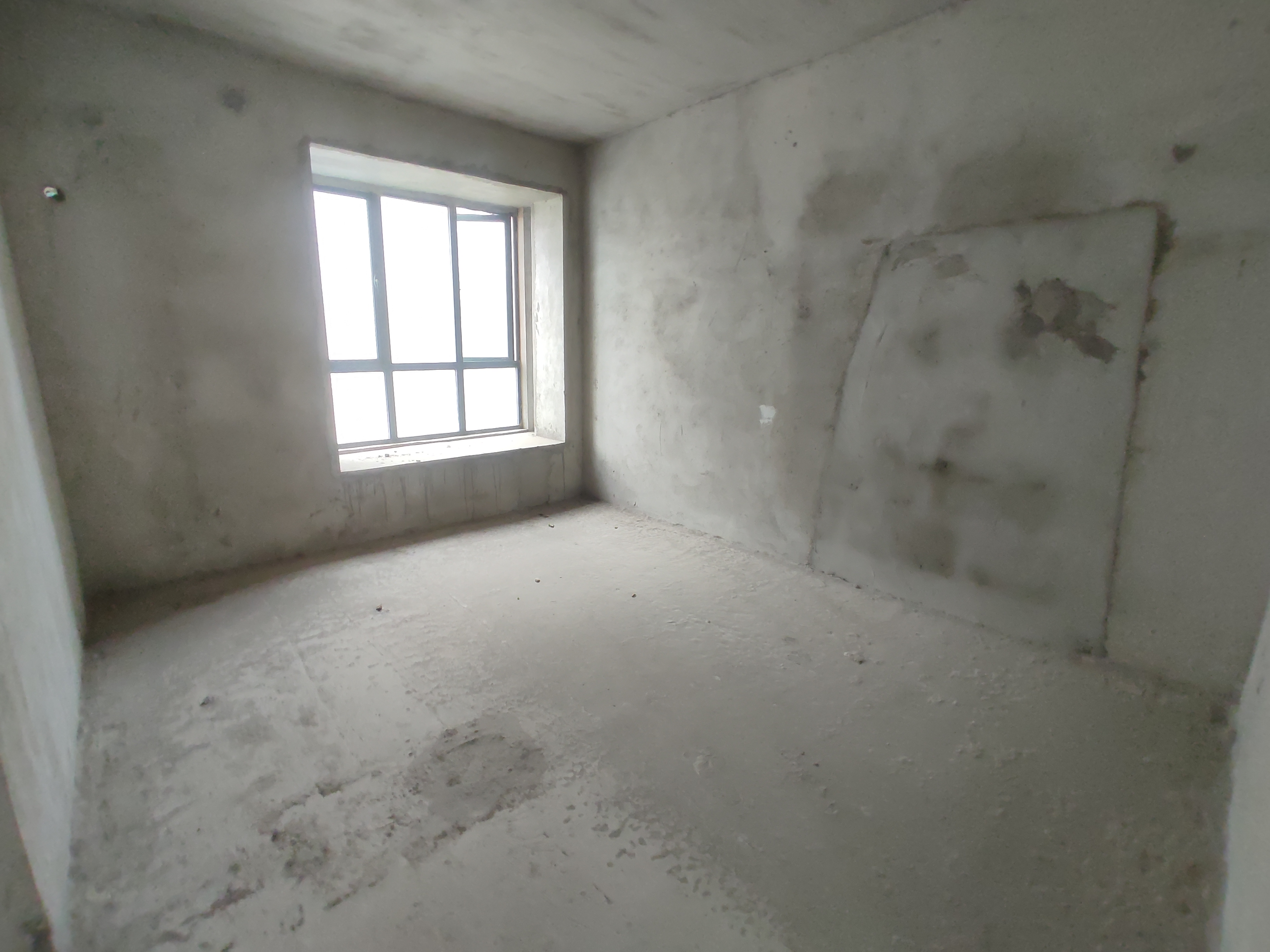 新城一号.毛坯三房两卫.边户采光好.看房方便