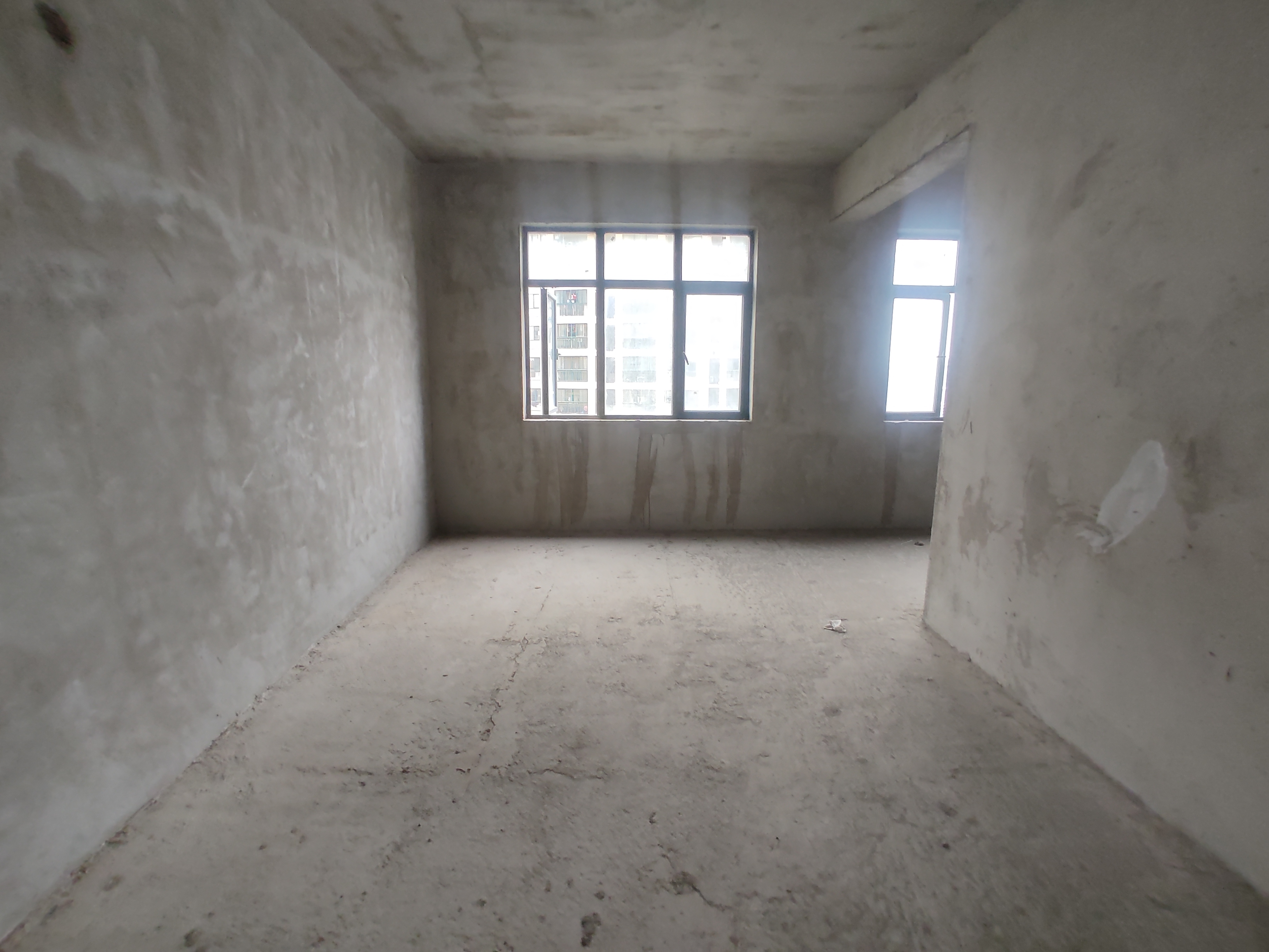 新城一号.毛坯三房两卫.边户采光好.看房方便