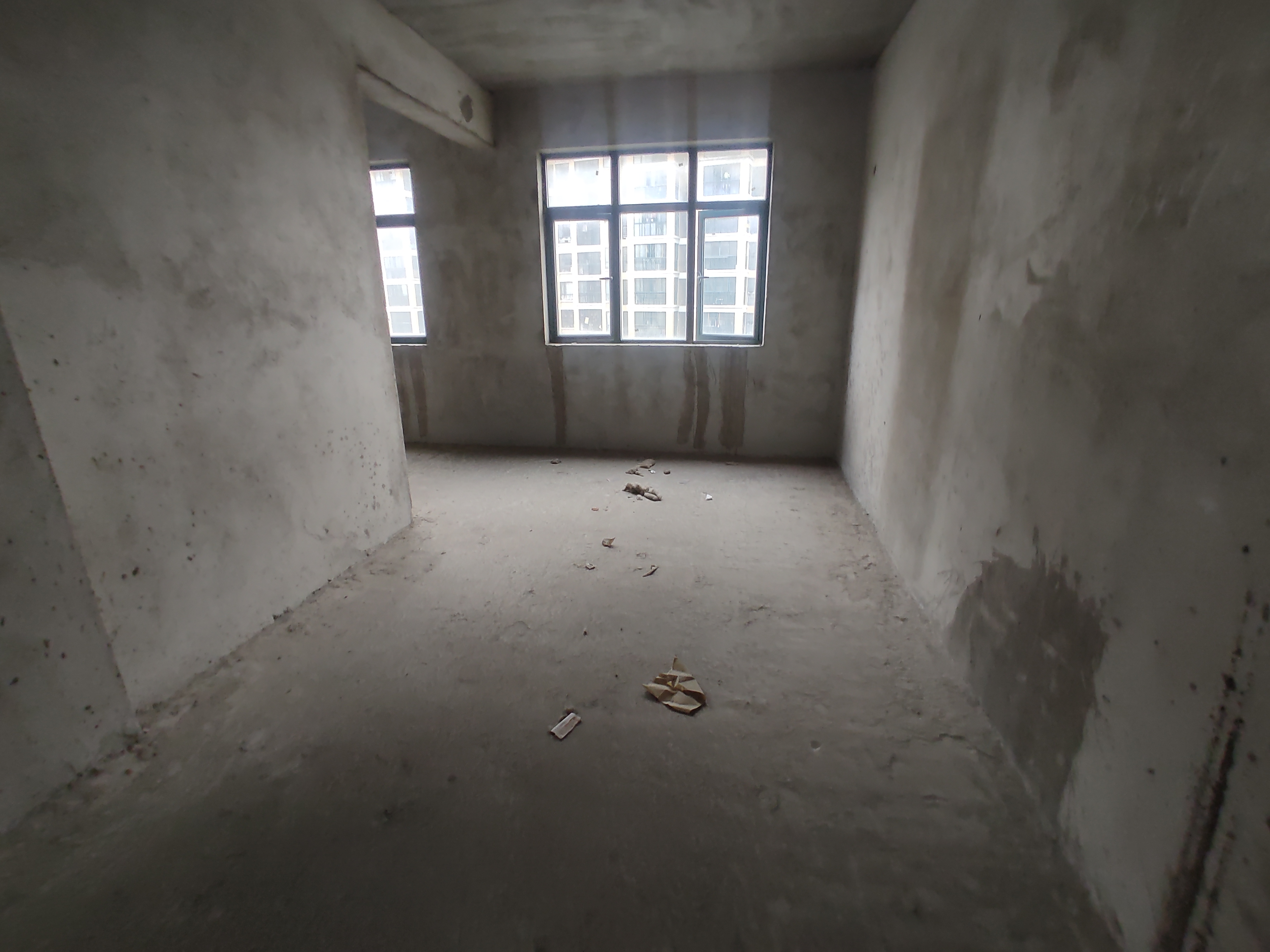 新城一号.毛坯三房两卫.边户采光好.看房方便