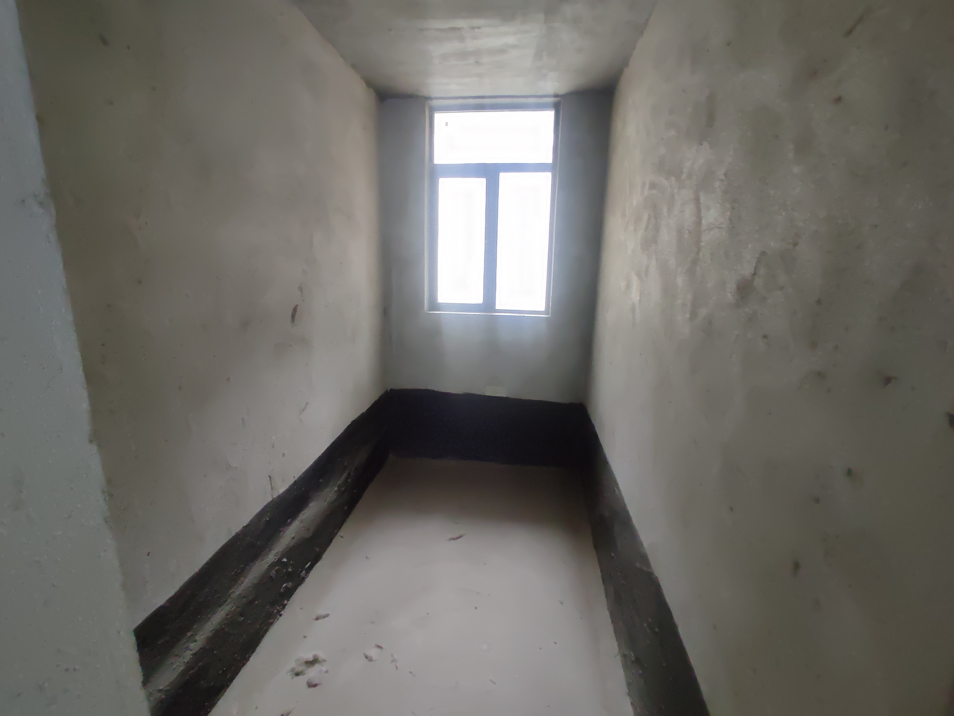 新城一号.毛坯三房两卫.边户采光好.看房方便