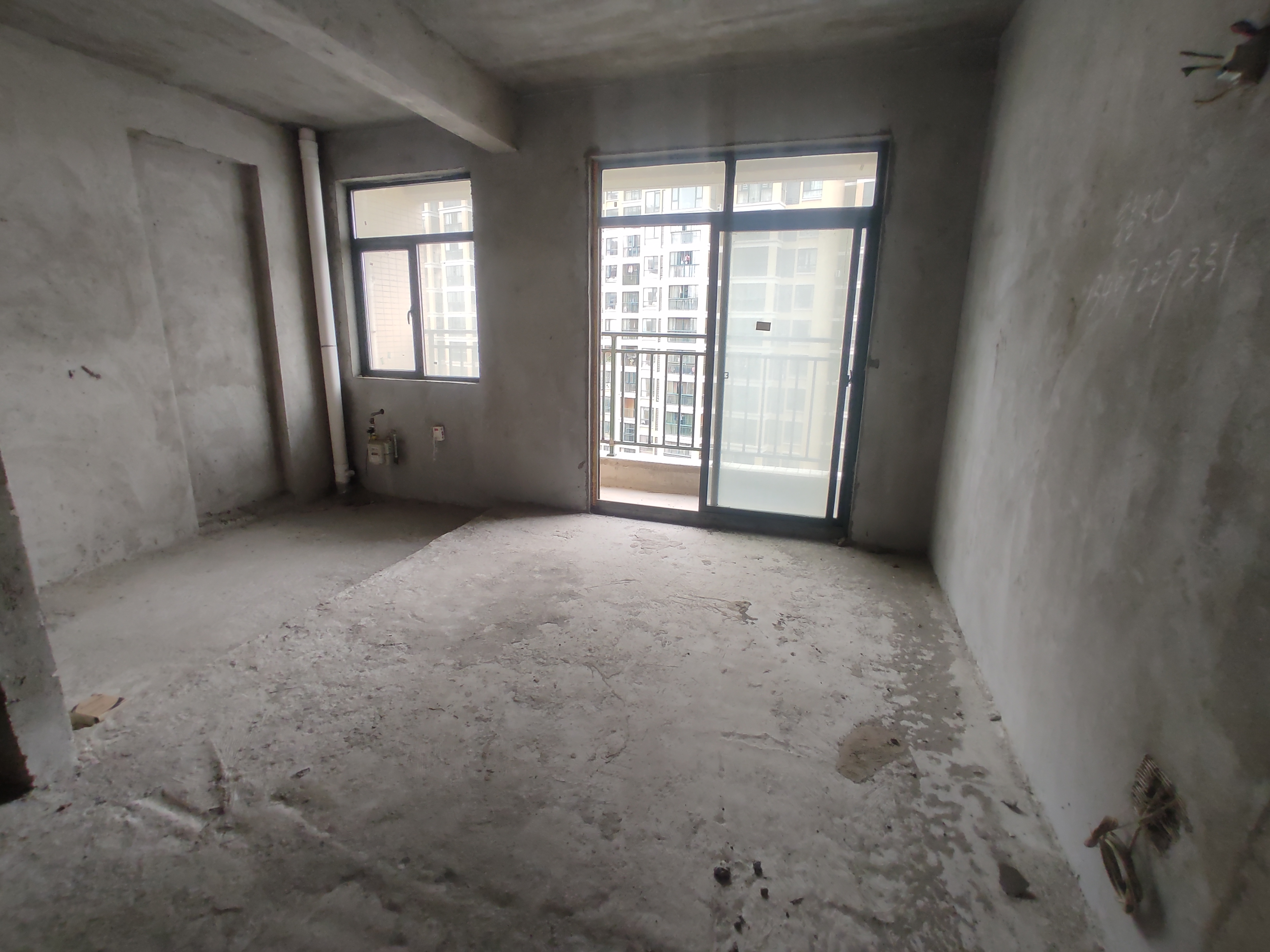 新城一号.毛坯三房两卫.边户采光好.看房方便