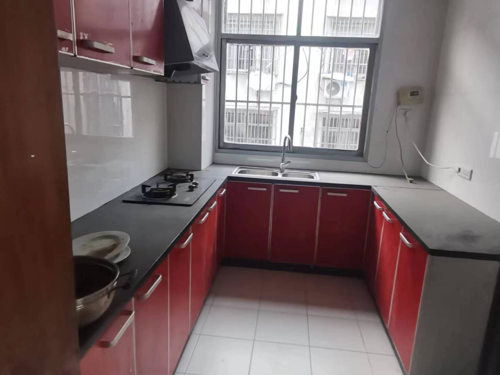 沙咀菜场旁祥瑞园.精装三房.证件满二.看房方便