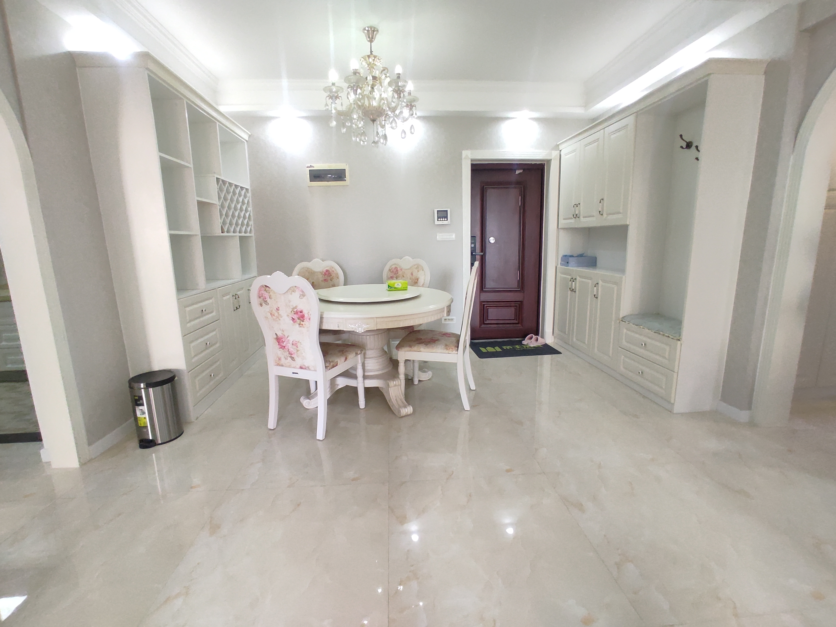 满庭春.精装供暖三房.房子9点9成新.证件满二.看房方便