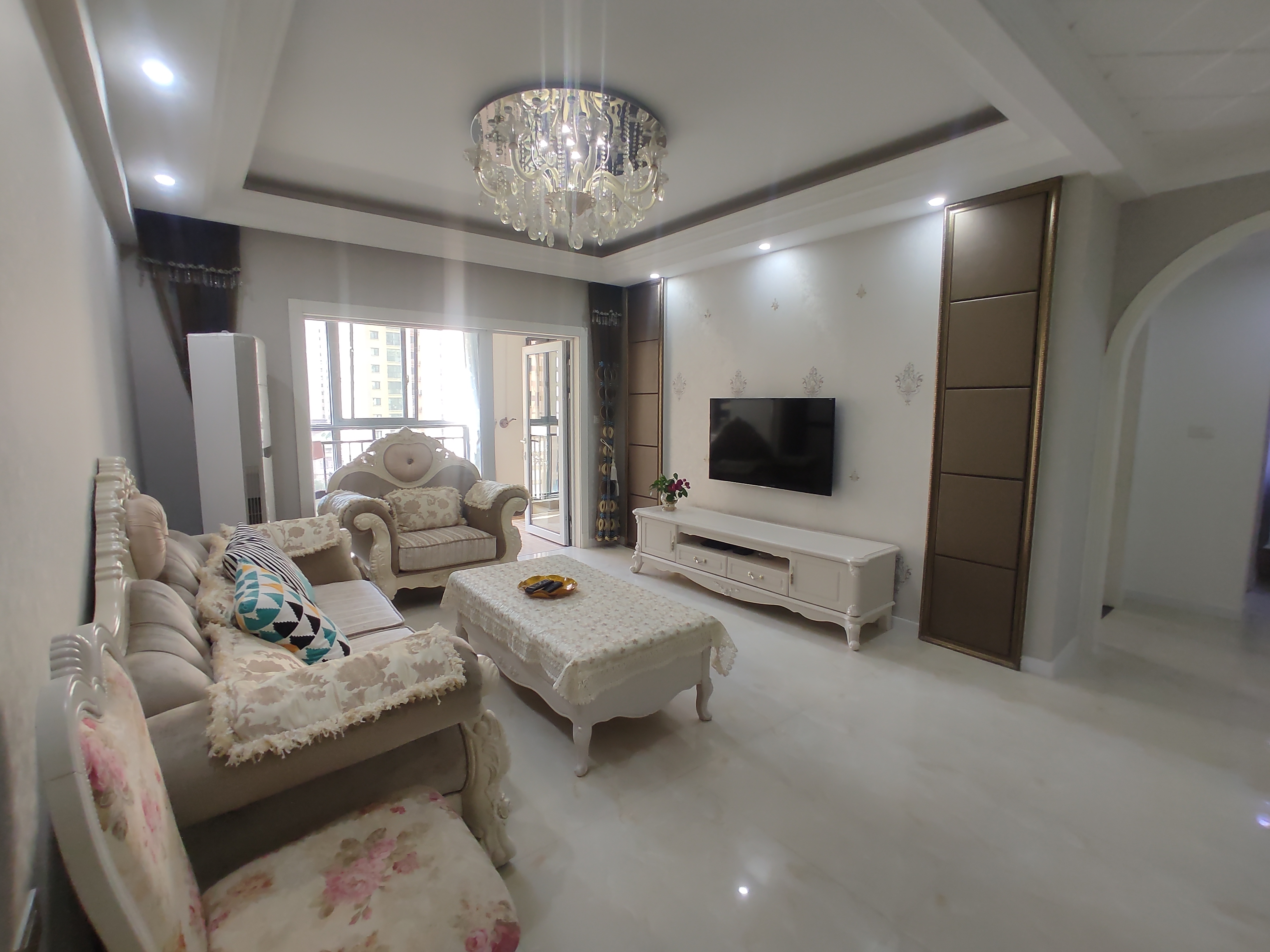 满庭春.精装供暖三房.房子9点9成新.证件满二.看房方便