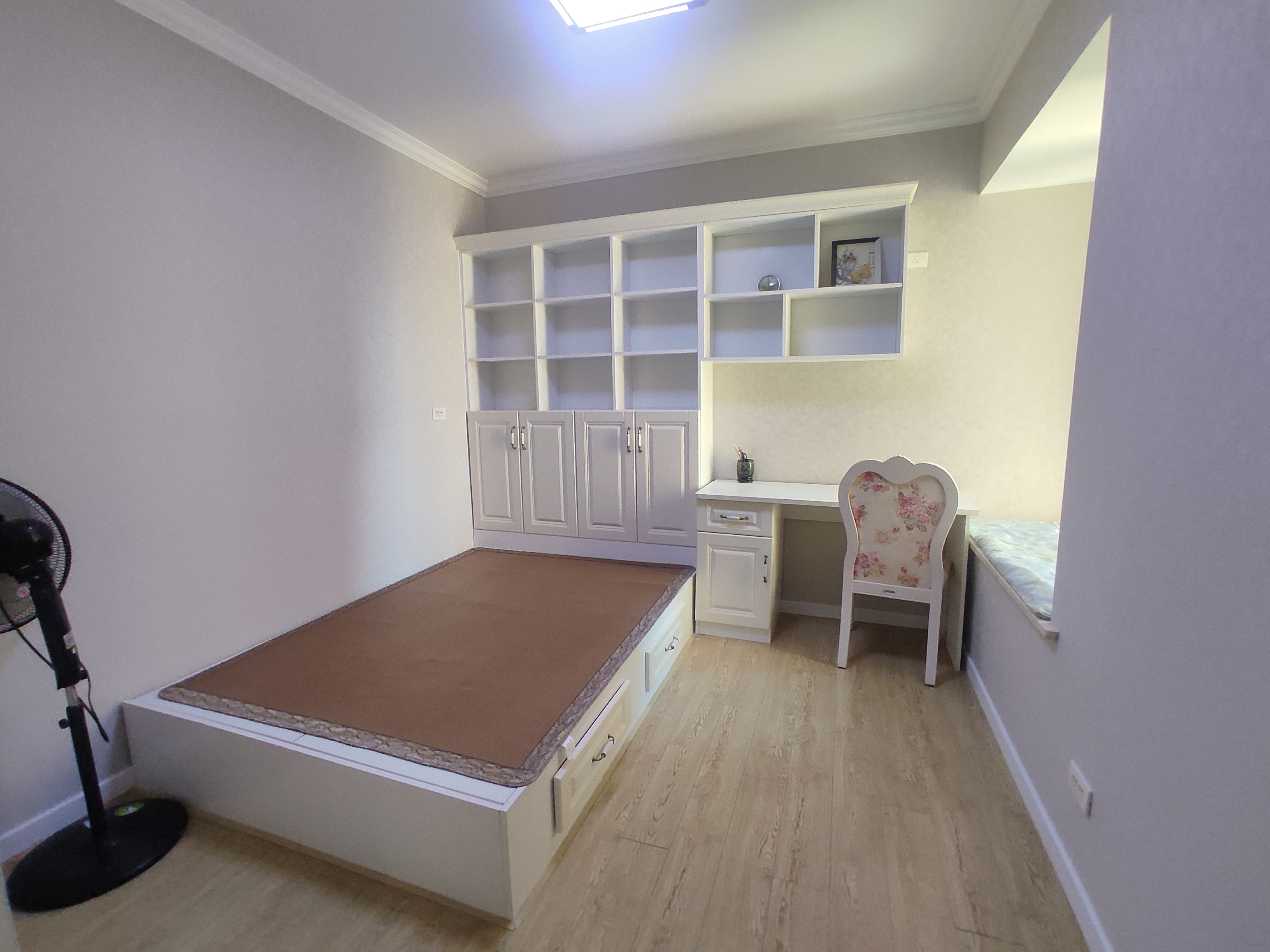 满庭春.精装供暖三房.房子9点9成新.证件满二.看房方便