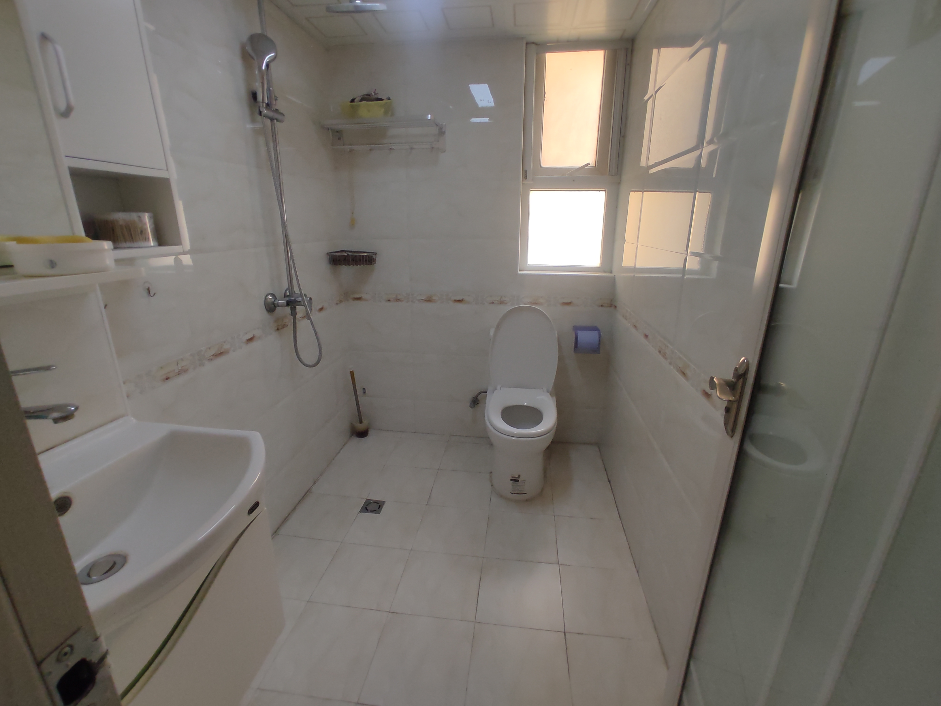 满庭春.精装供暖三房.房子9点9成新.证件满二.看房方便