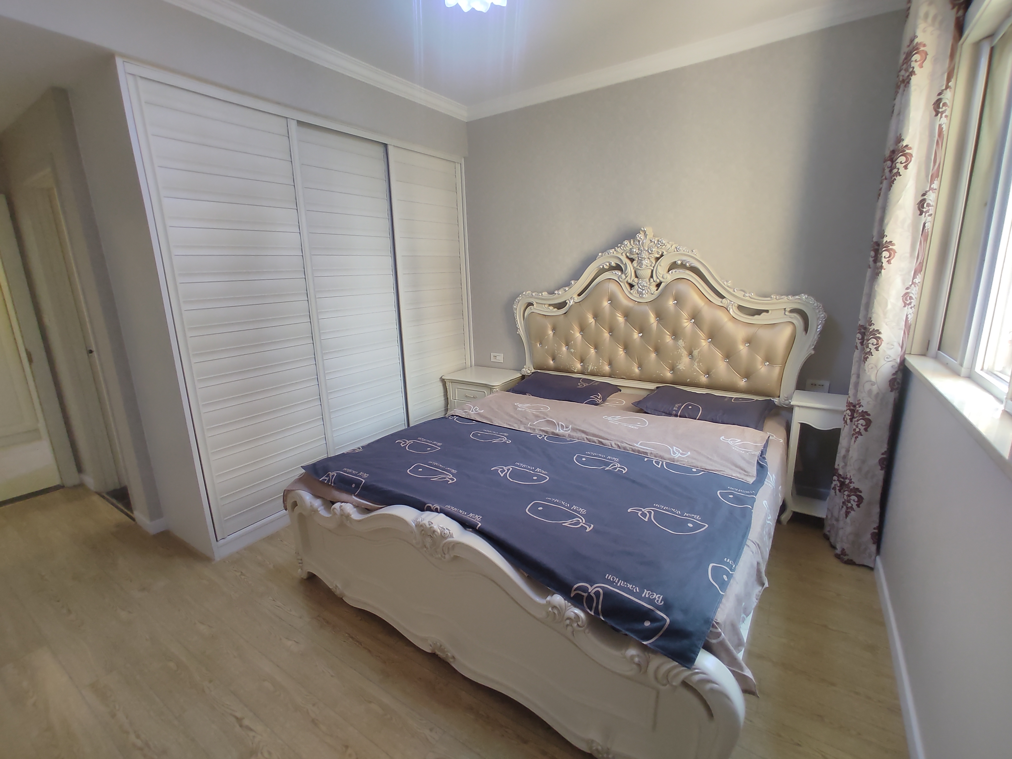 满庭春.精装供暖三房.房子9点9成新.证件满二.看房方便