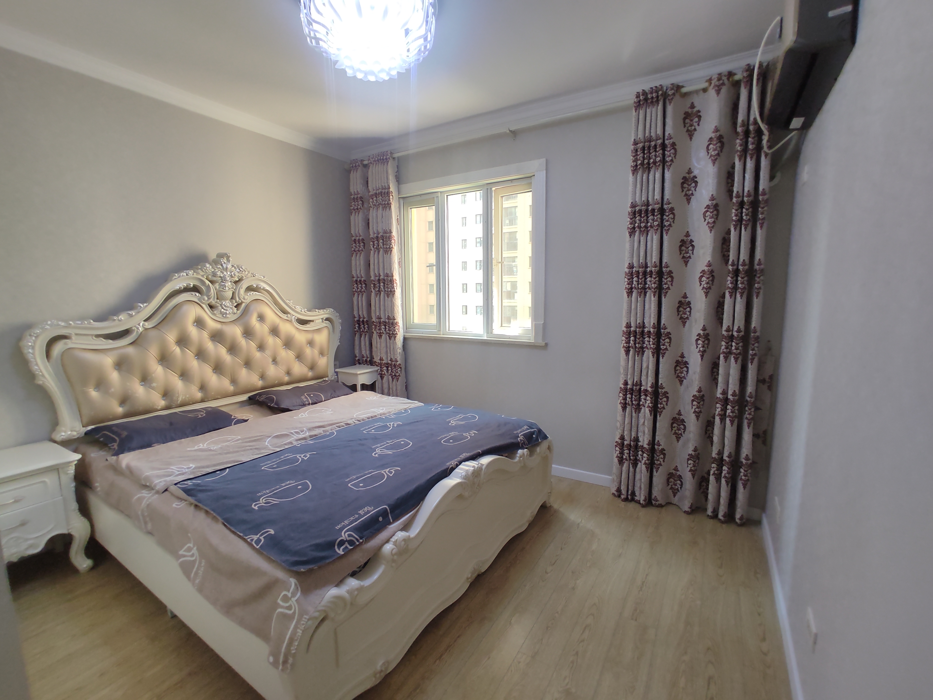 满庭春.精装供暖三房.房子9点9成新.证件满二.看房方便