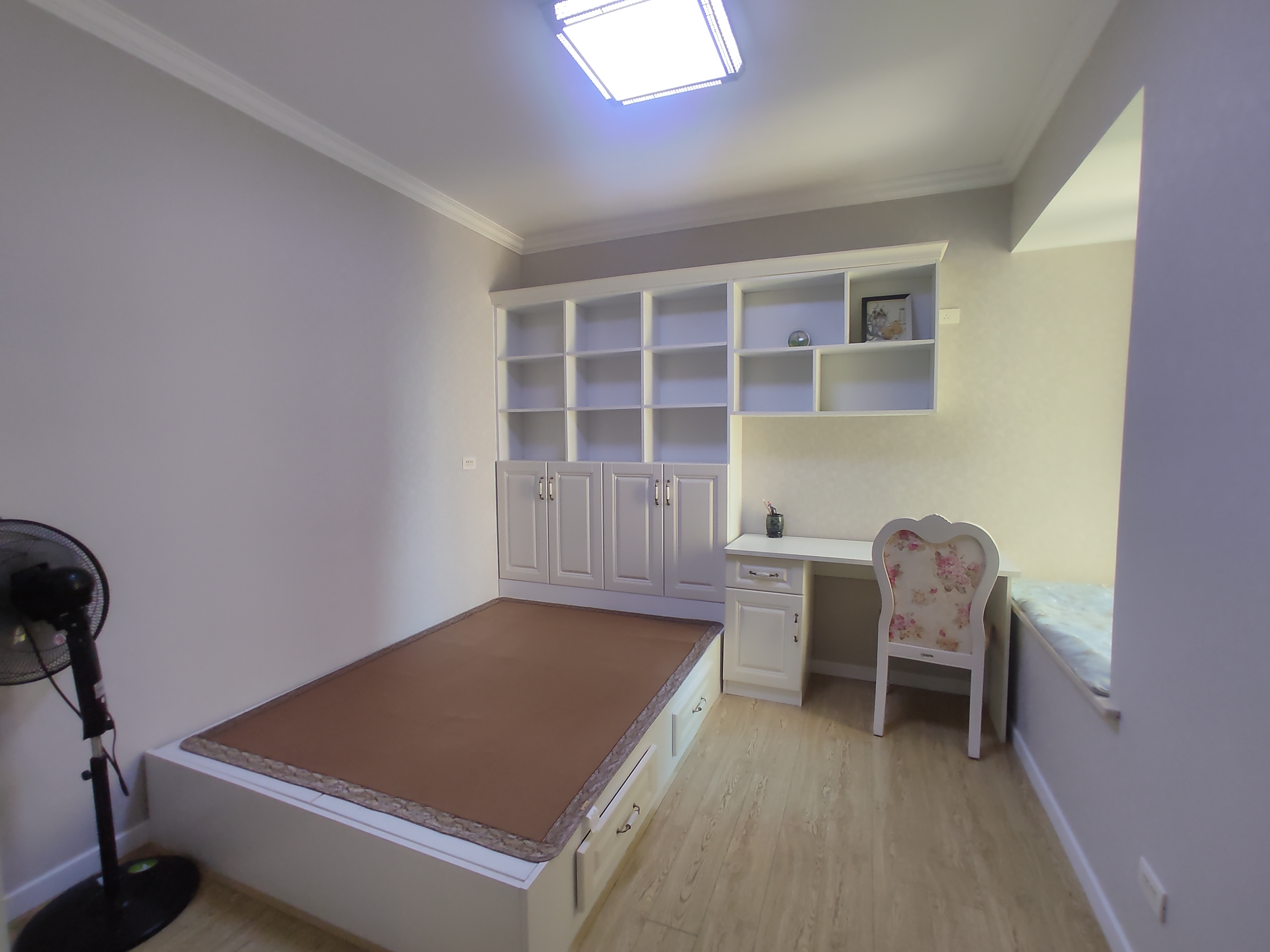 满庭春.精装供暖三房.房子9点9成新.证件满二.看房方便