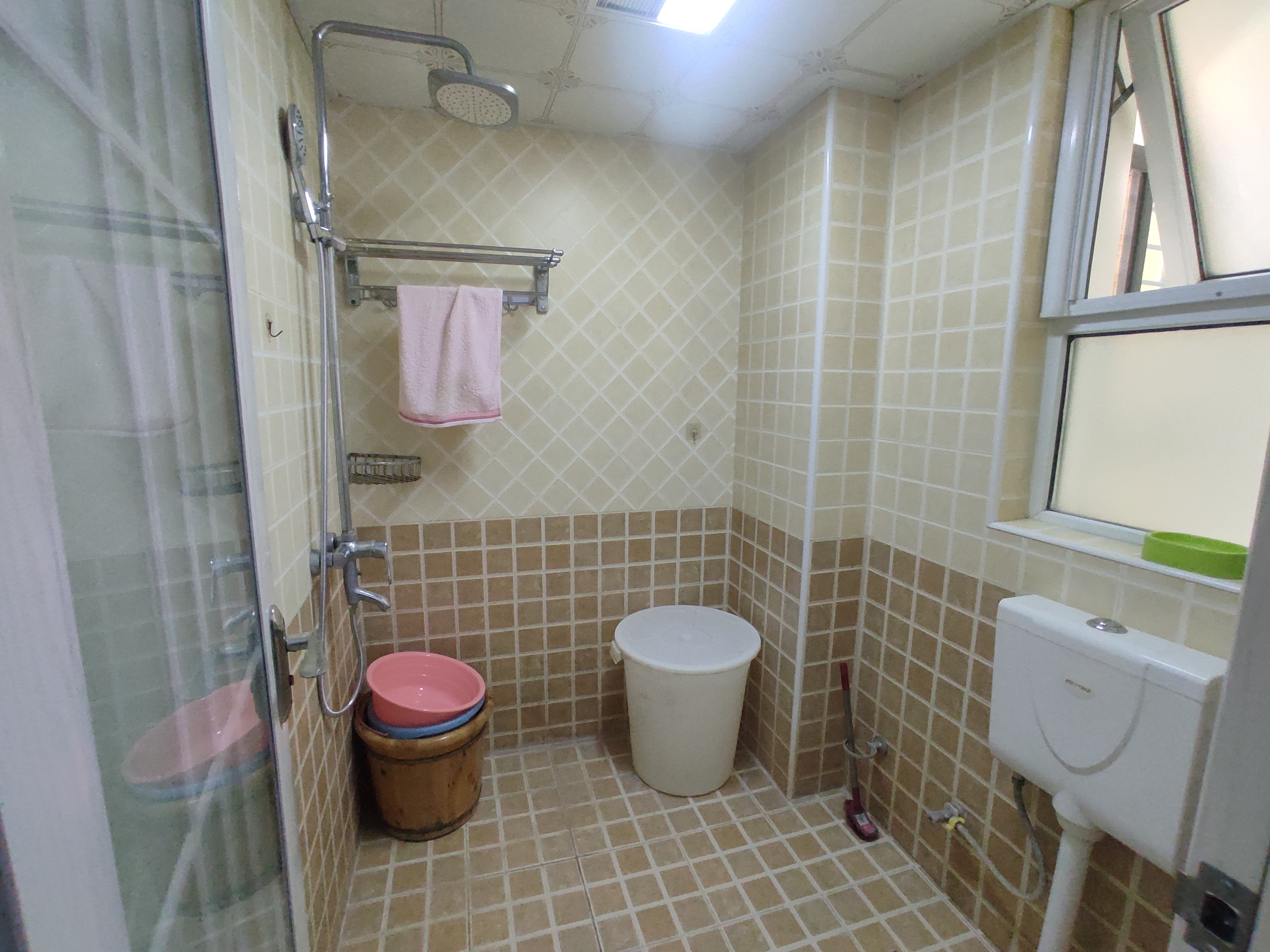 满庭春.精装供暖三房.房子9点9成新.证件满二.看房方便