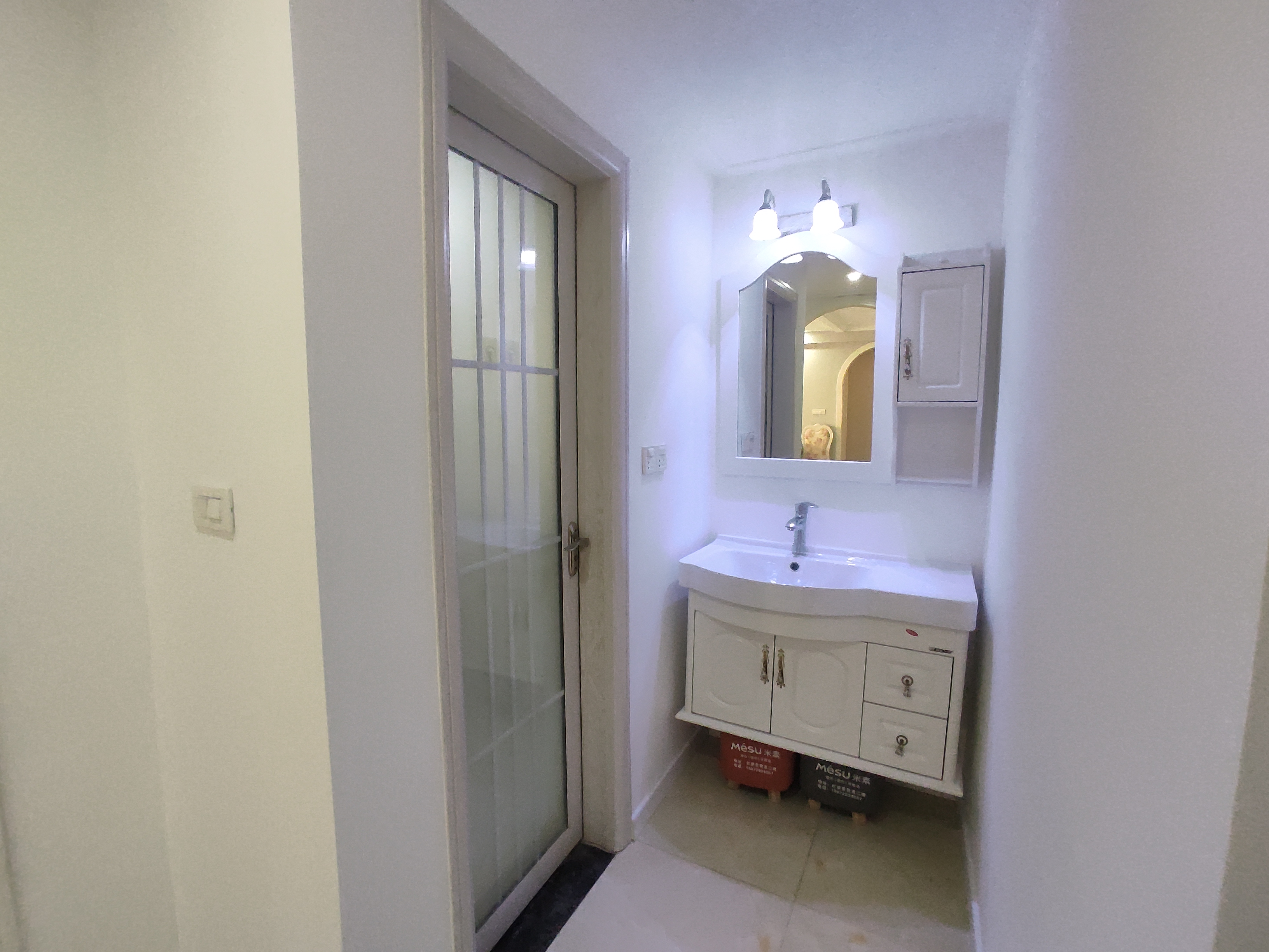 满庭春.精装供暖三房.房子9点9成新.证件满二.看房方便