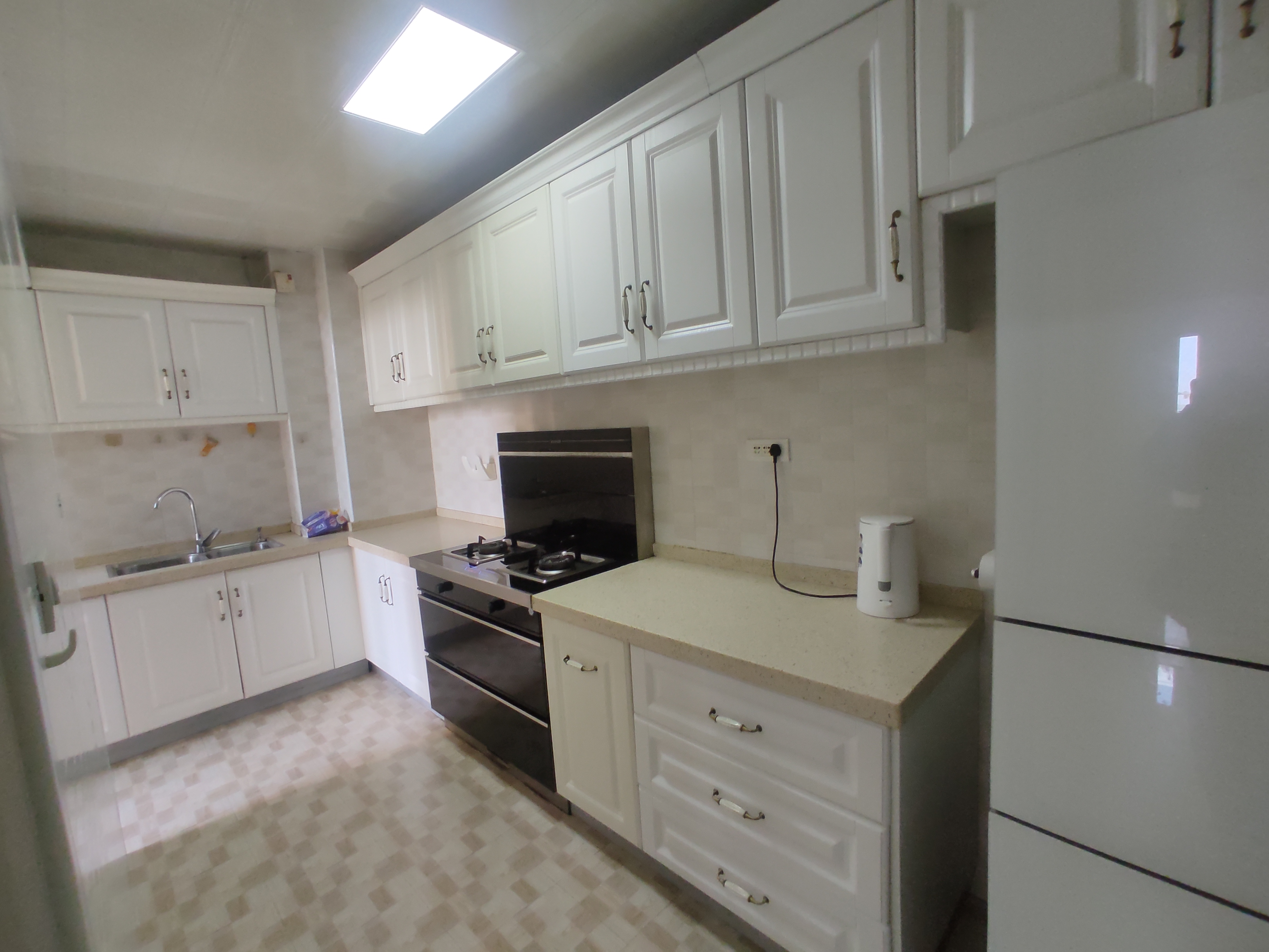 满庭春.精装供暖三房.房子9点9成新.证件满二.看房方便