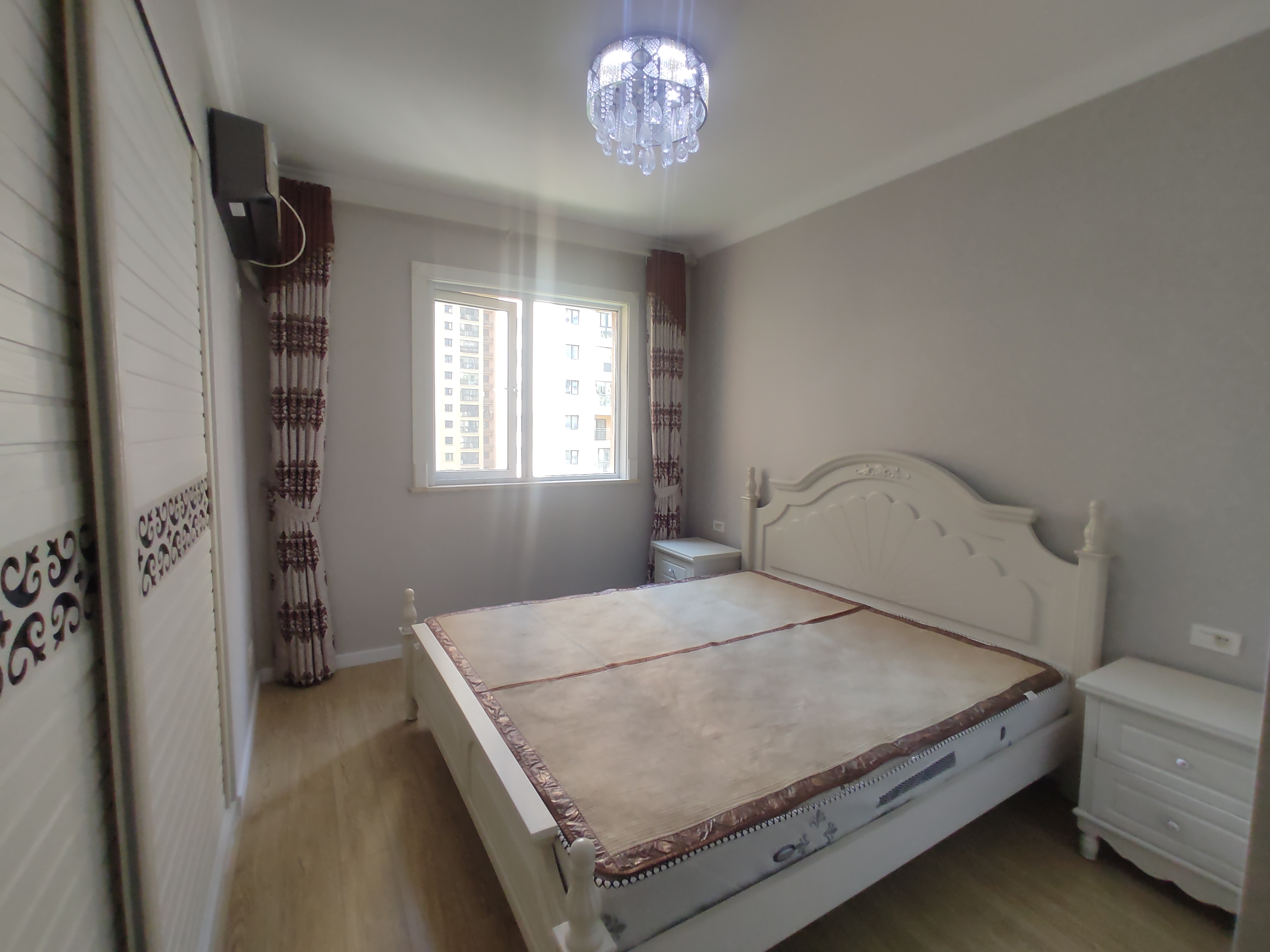 满庭春.精装供暖三房.房子9点9成新.证件满二.看房方便