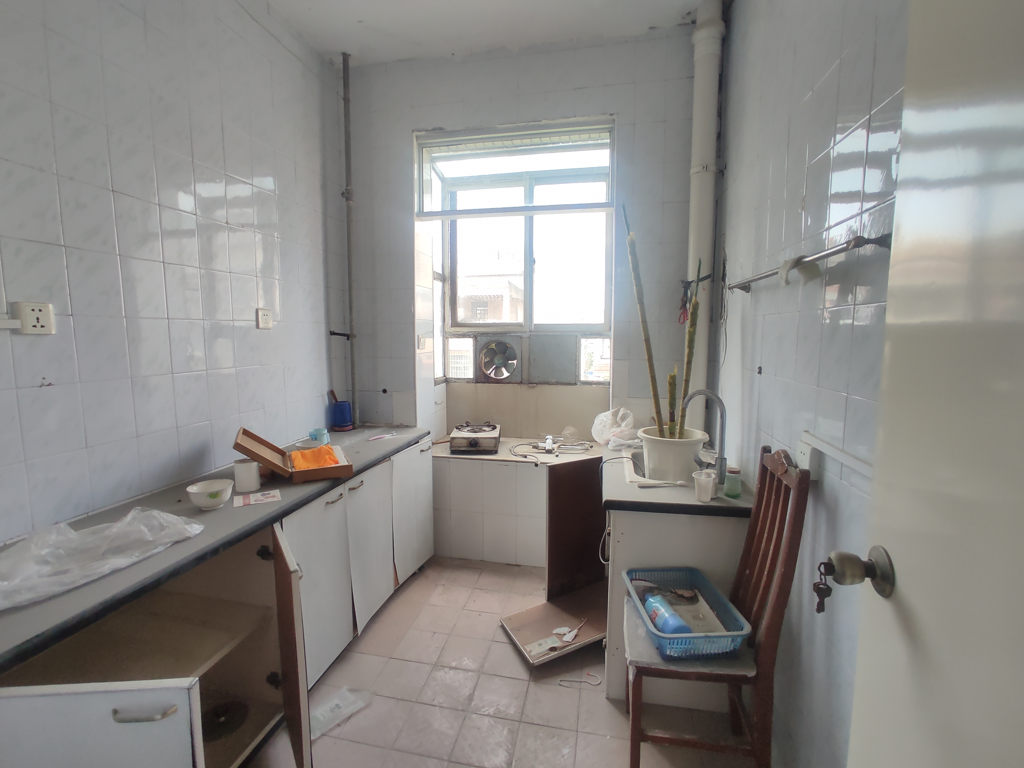 复州花园.简装大两房.楼下就是學笑.看房方便.