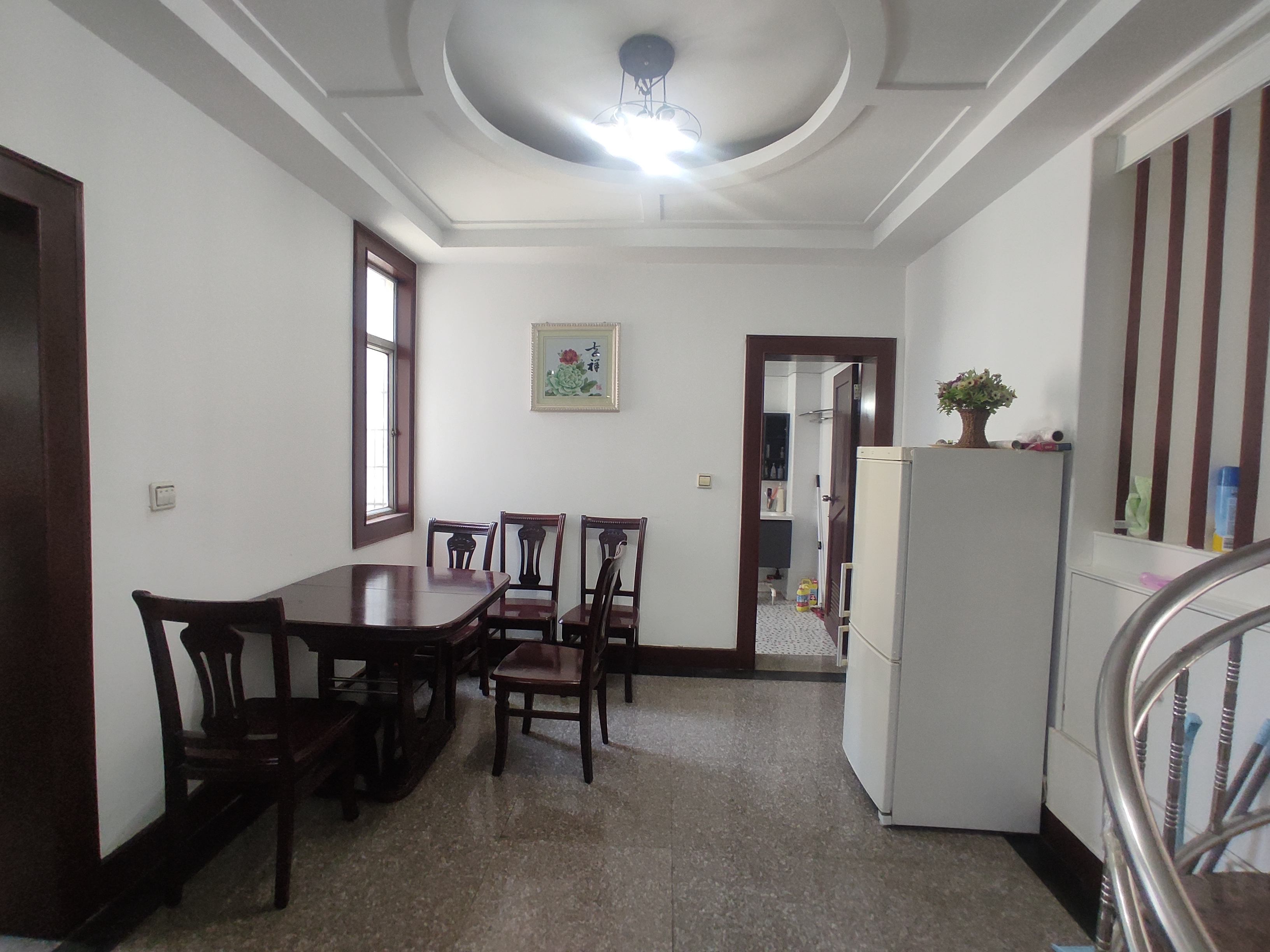 复州花园.精装三房.房子成色新的狠.证件满二.看房方便