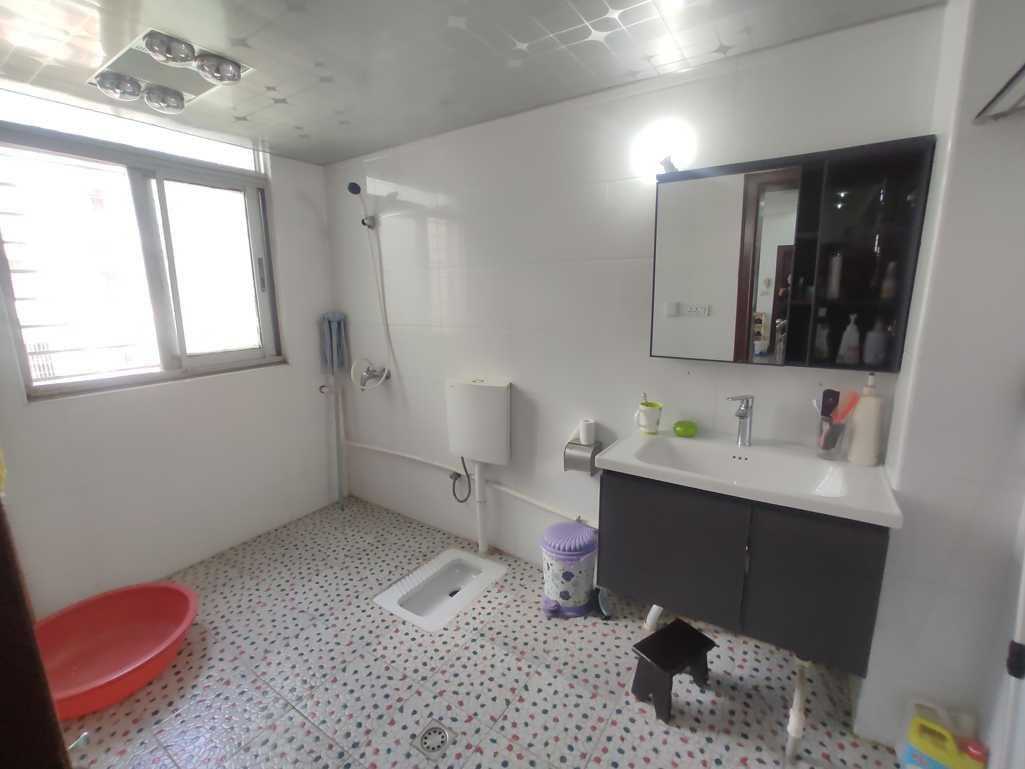 复州花园.精装三房.房子成色新的狠.证件满二.看房方便