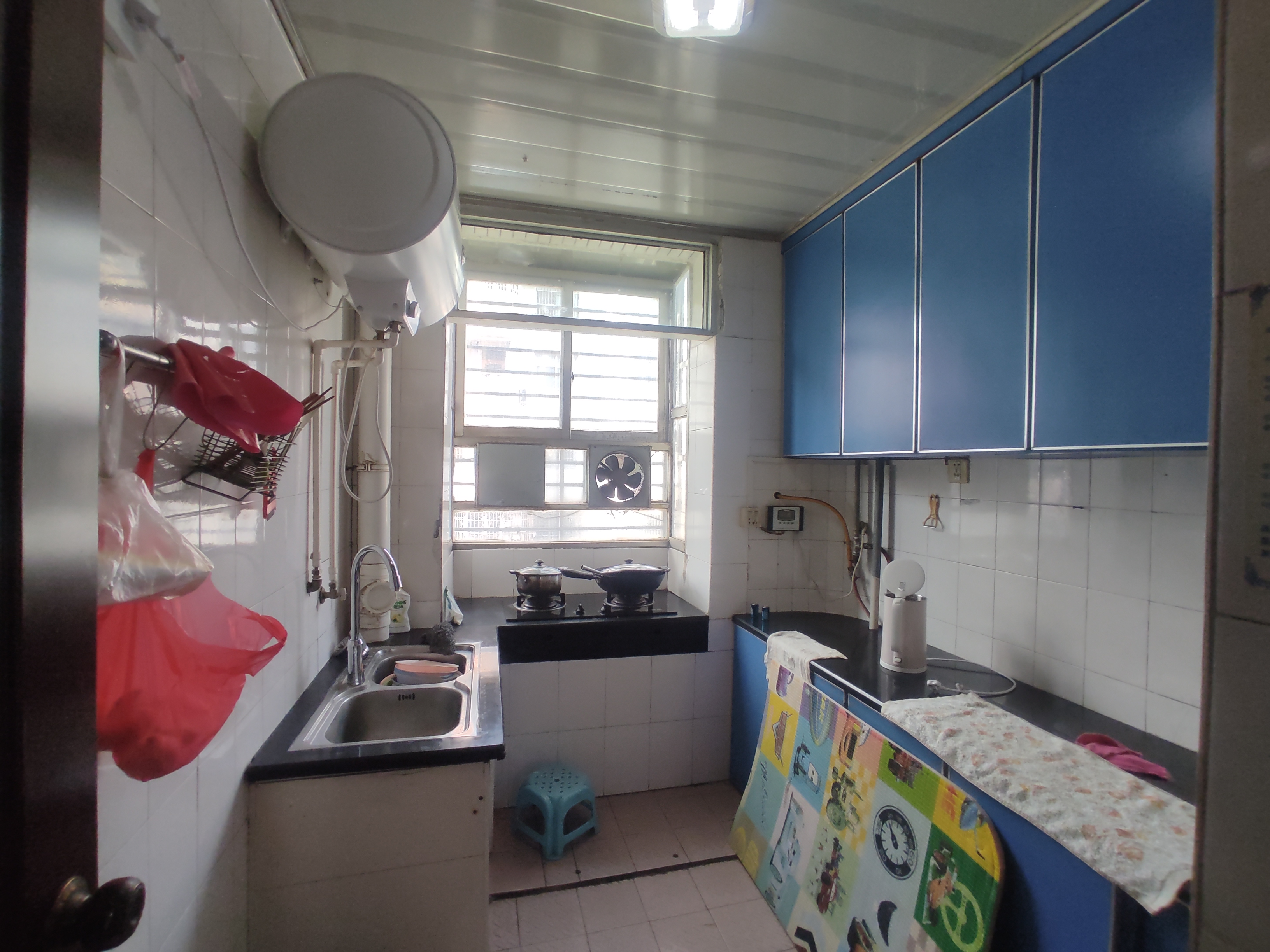 复州花园.精装三房.房子成色新的狠.证件满二.看房方便