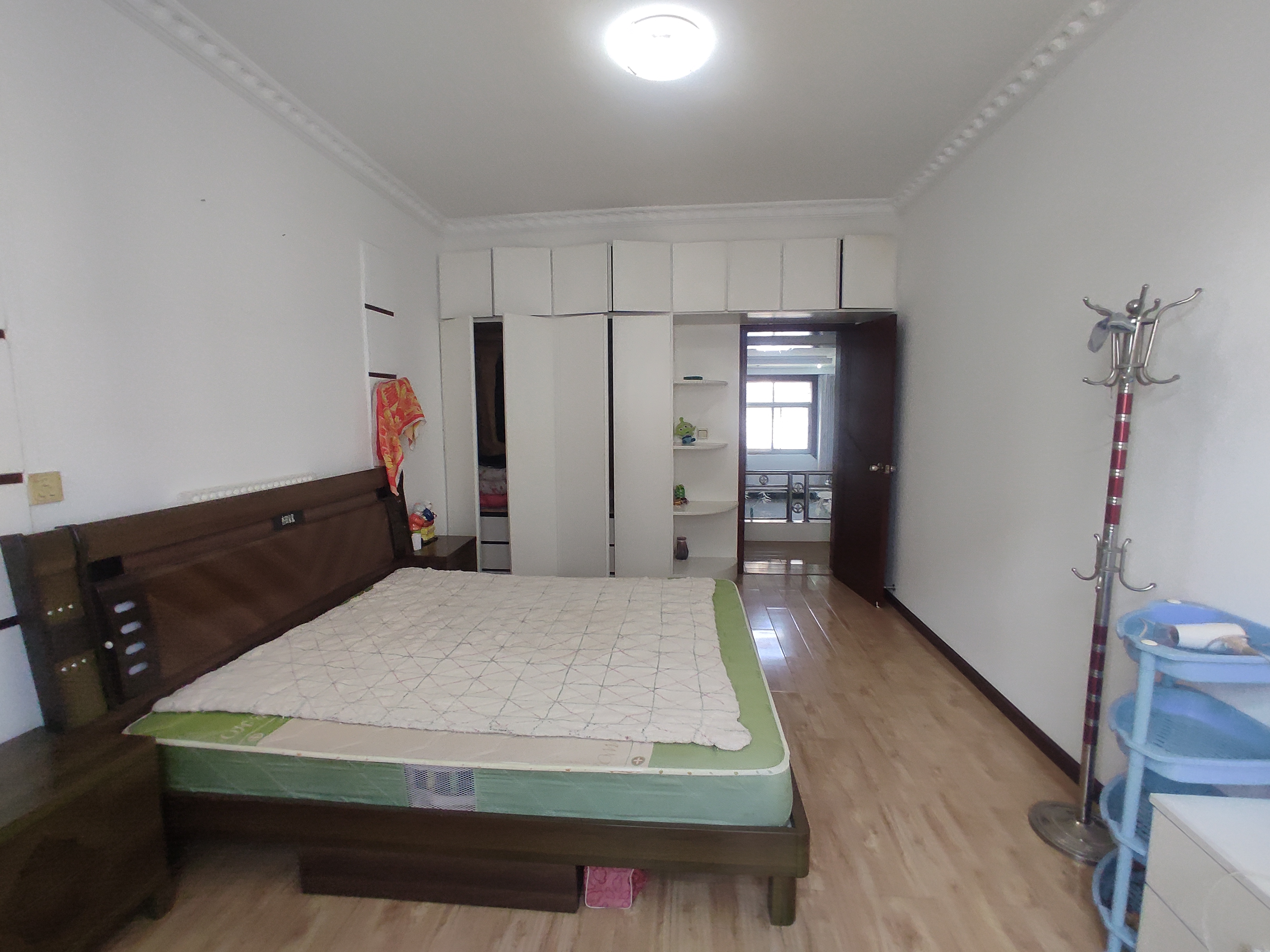 复州花园.精装三房.房子成色新的狠.证件满二.看房方便