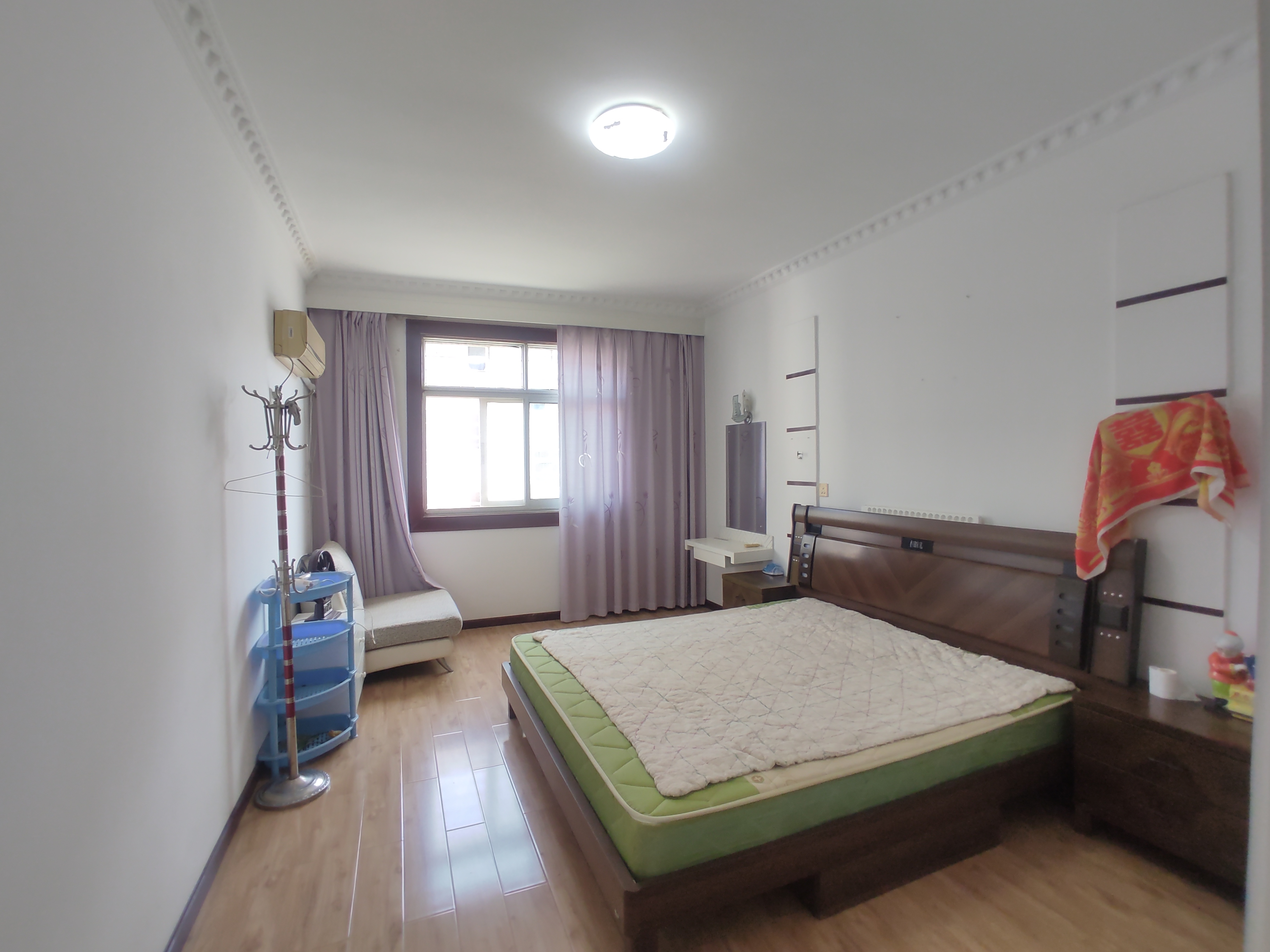 复州花园.精装三房.房子成色新的狠.证件满二.看房方便