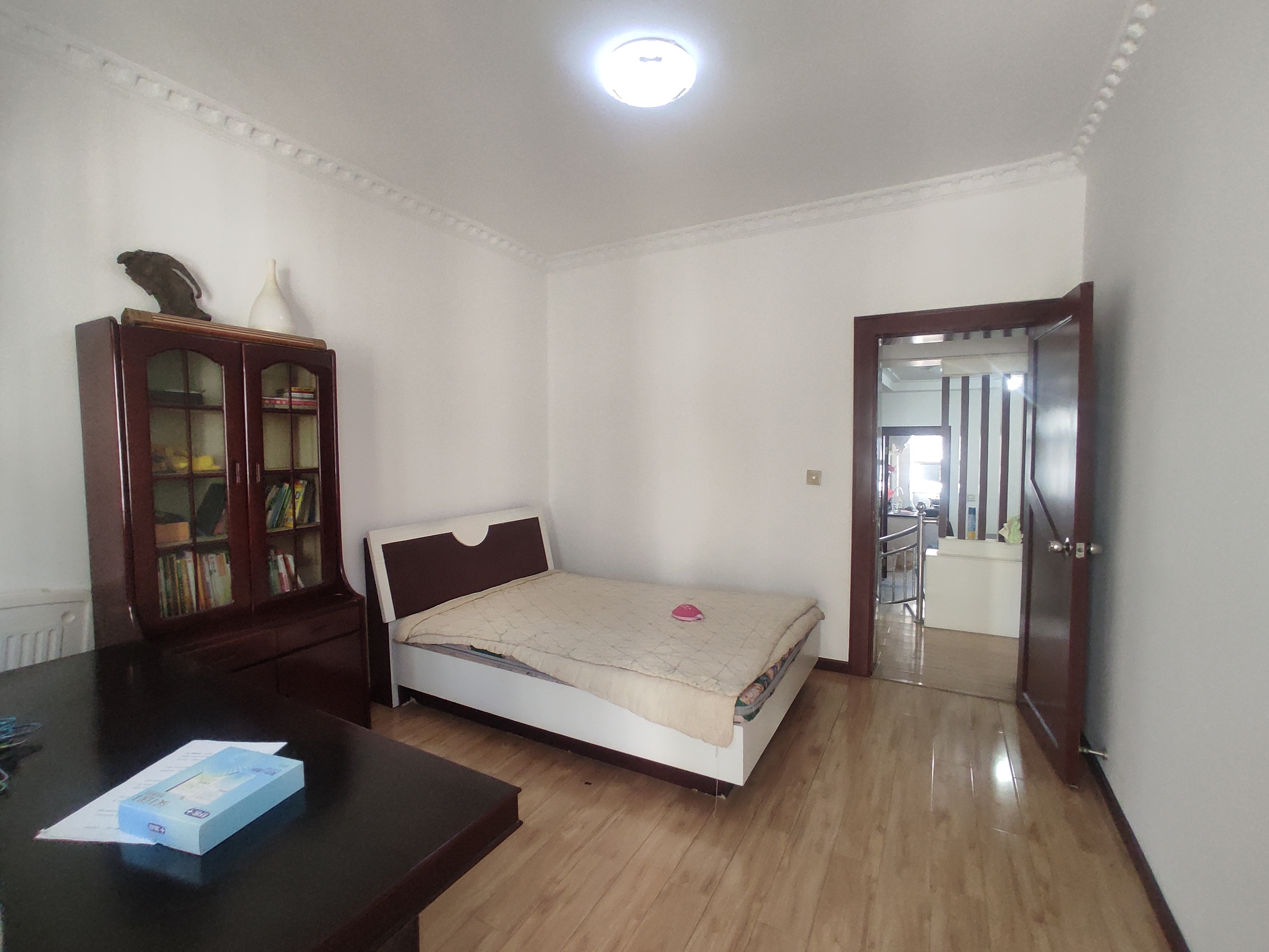 复州花园.精装三房.房子成色新的狠.证件满二.看房方便