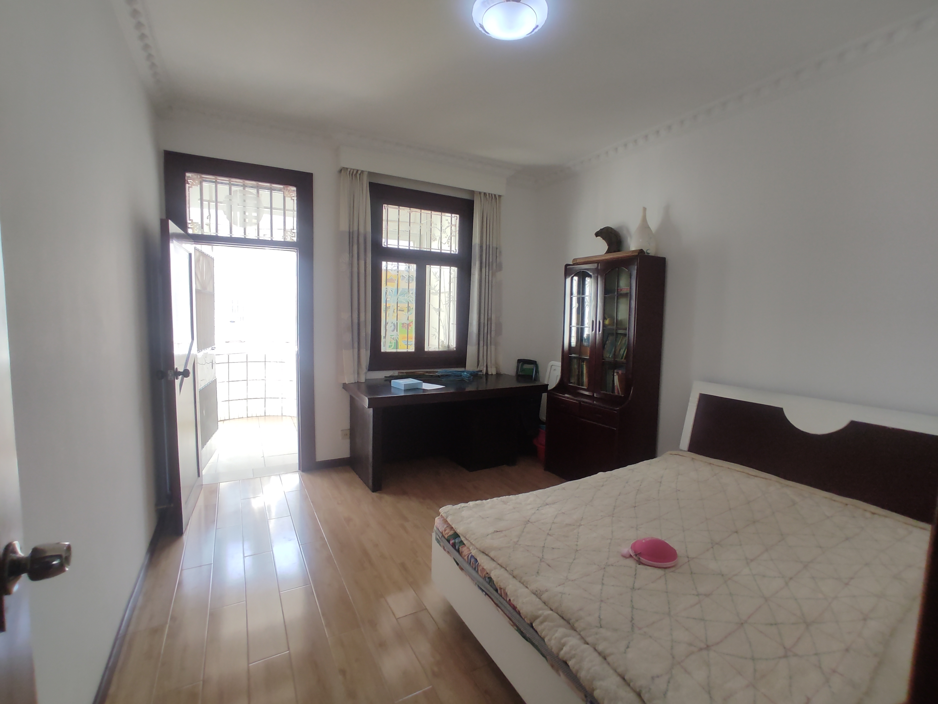 复州花园.精装三房.房子成色新的狠.证件满二.看房方便