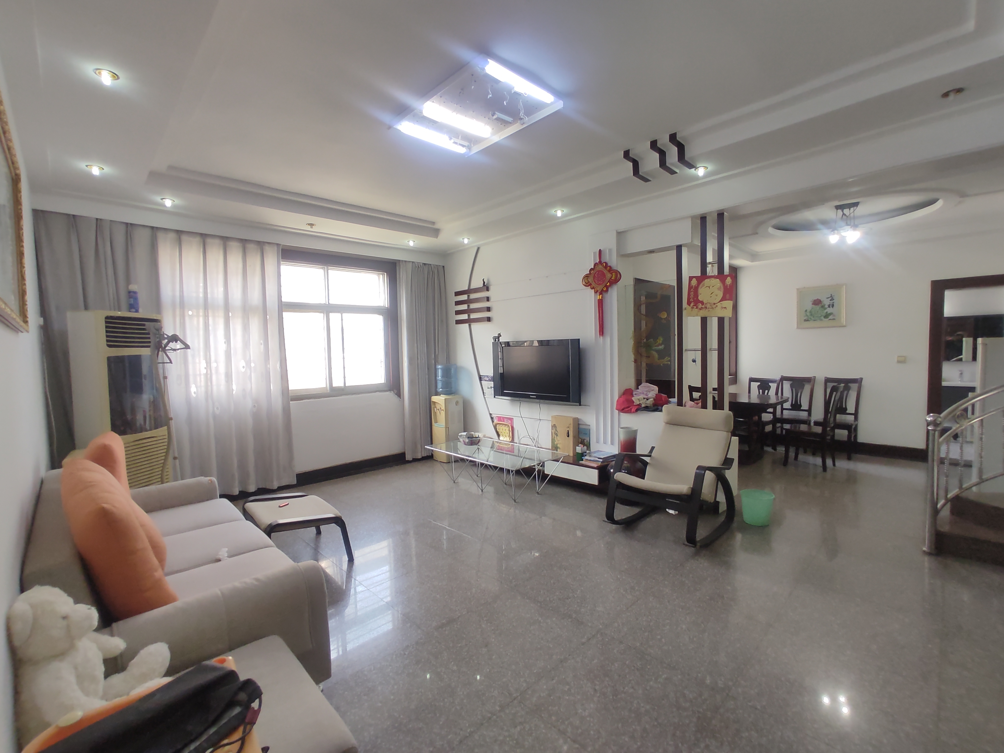 复州花园.精装三房.房子成色新的狠.证件满二.看房方便