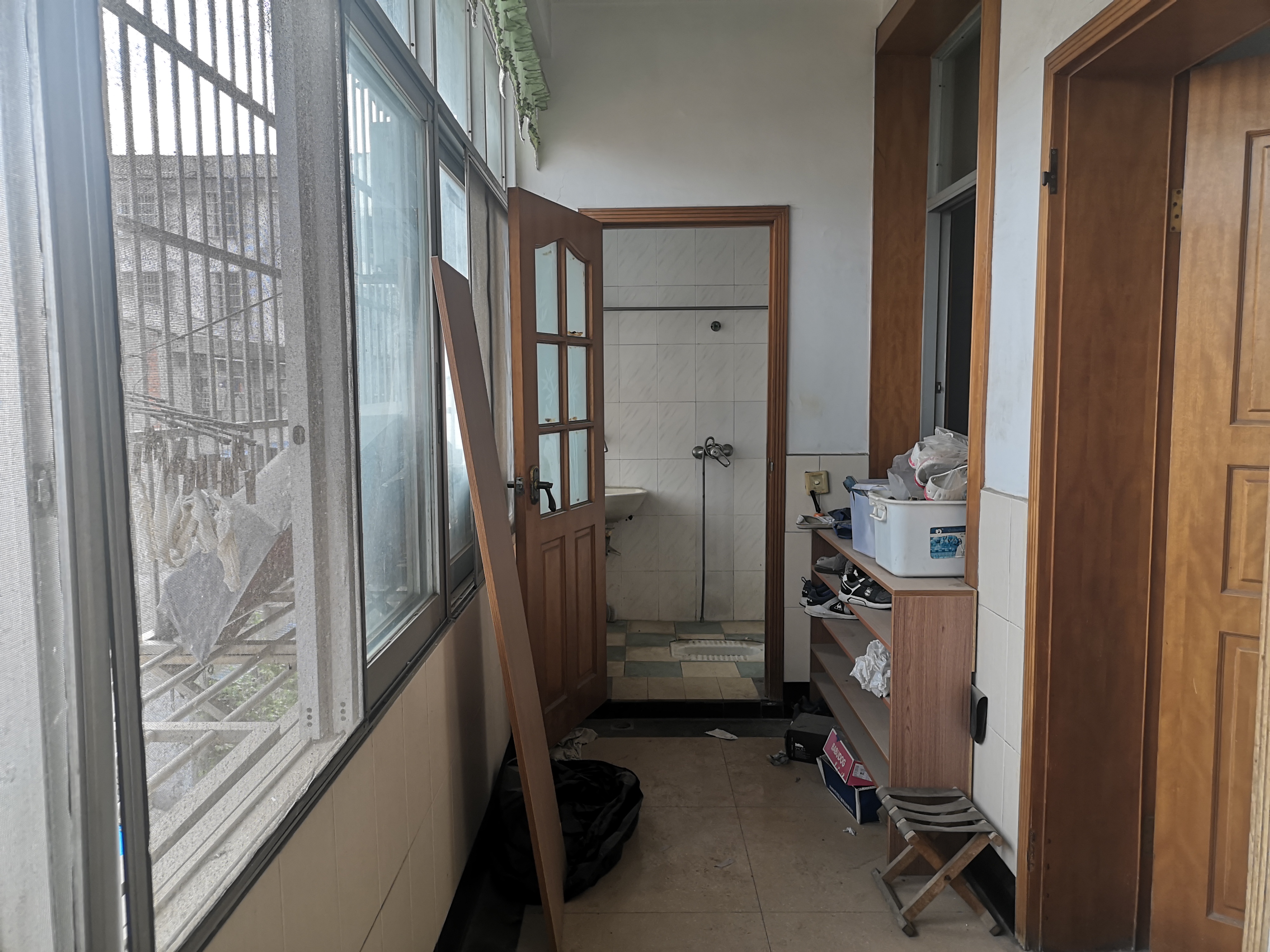 体育广场广电对面高管宿舍采光好有院子好停车地段不消说的