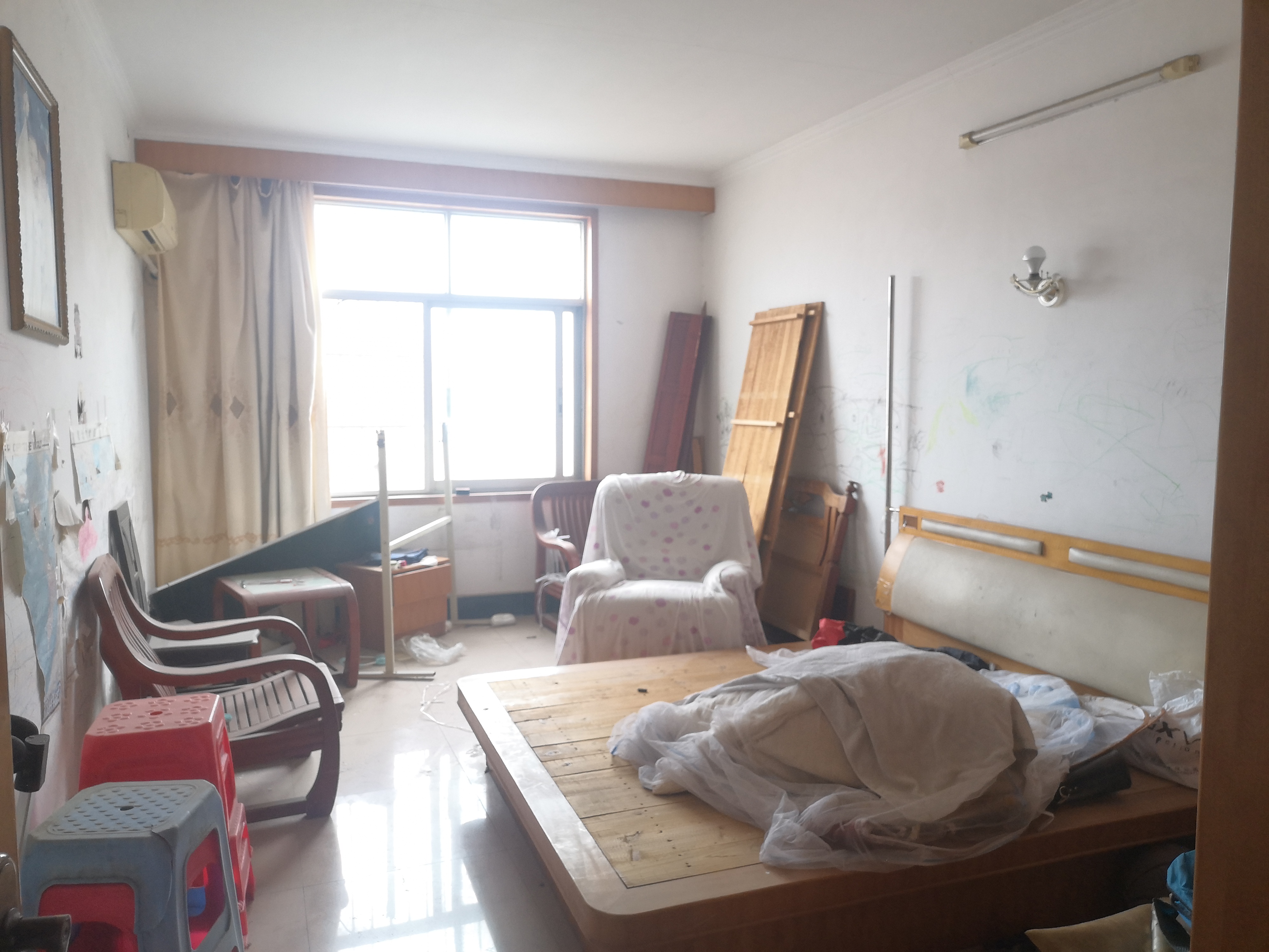 体育广场广电对面 高管宿舍 采光好 有院子好停车 地段不消说的