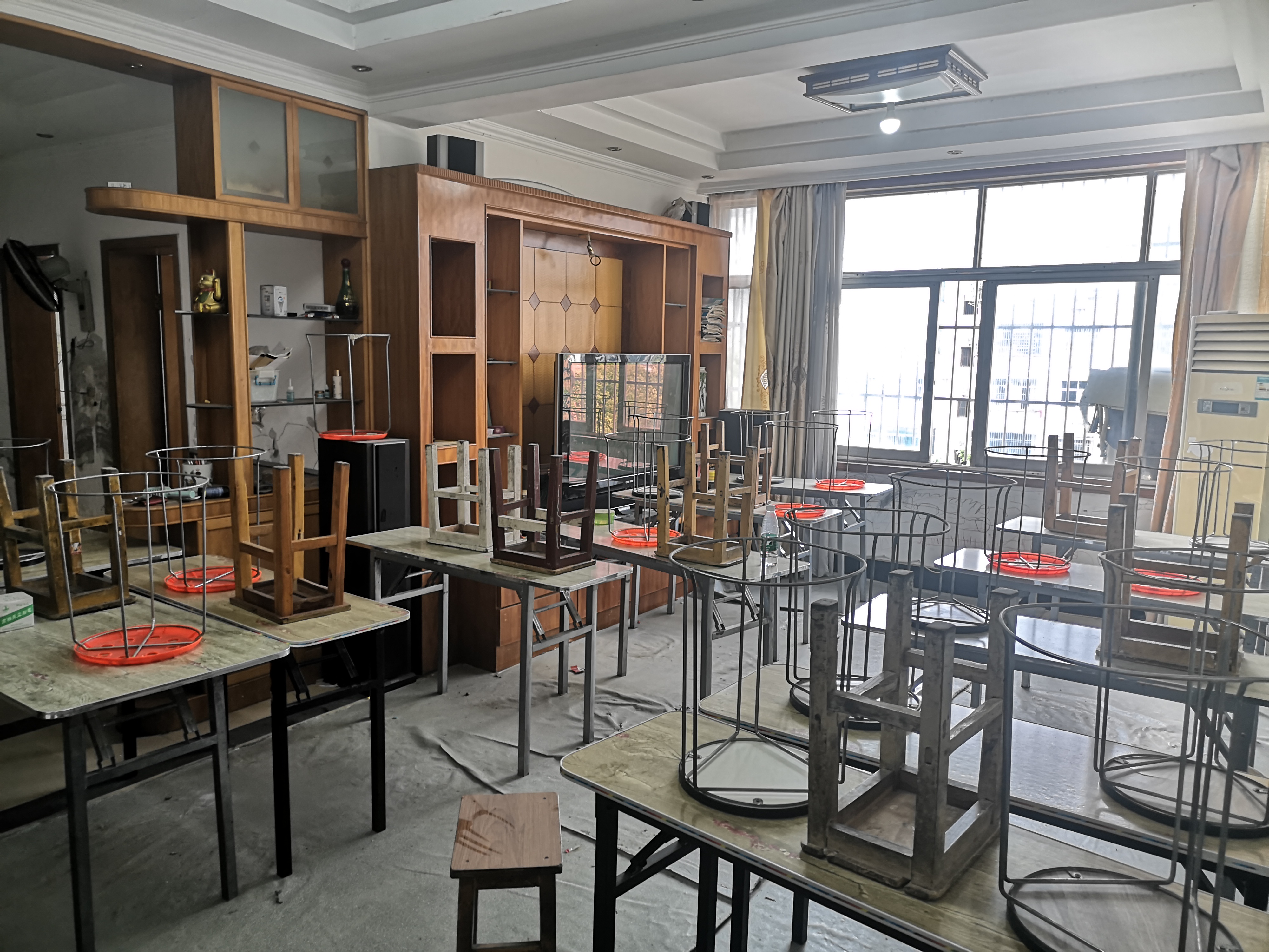 体育广场广电对面高管宿舍采光好有院子好停车地段不消说的