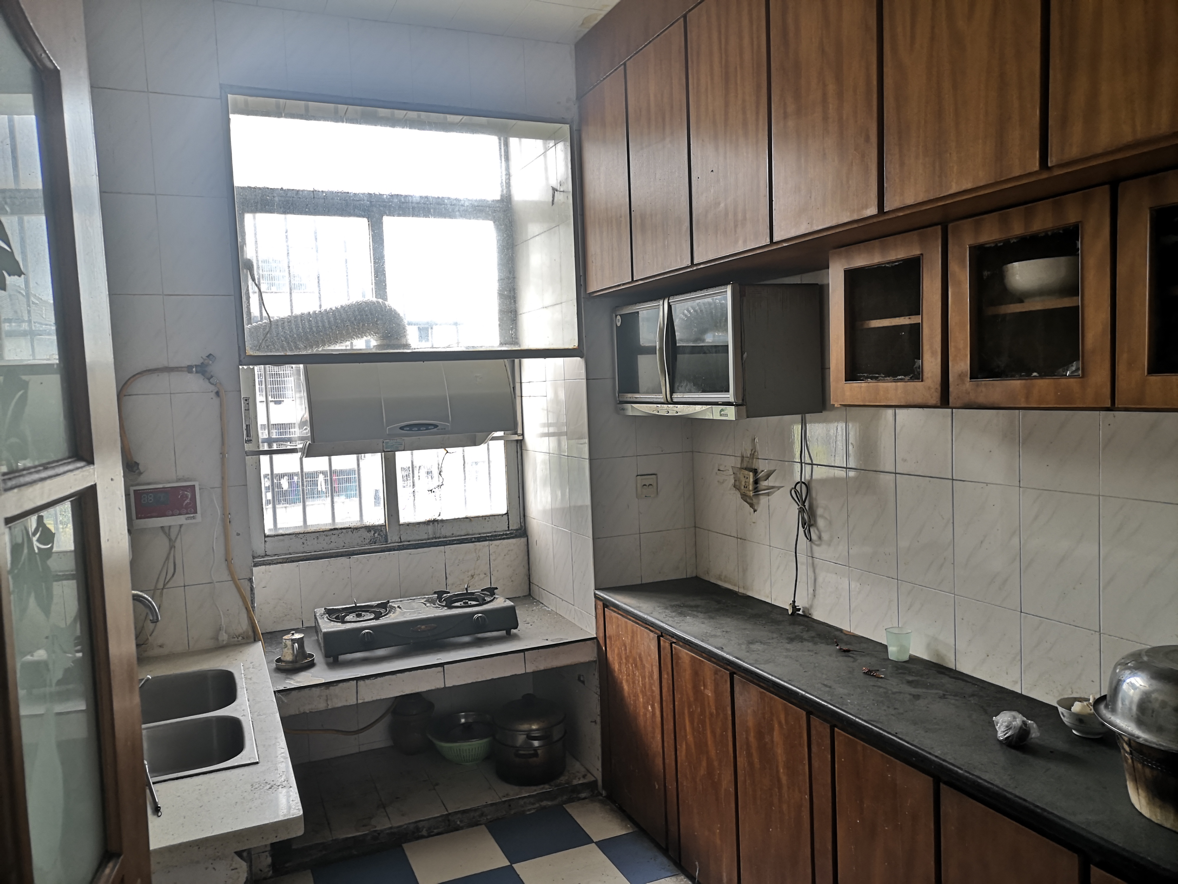 体育广场广电对面高管宿舍采光好有院子好停车地段不消说的