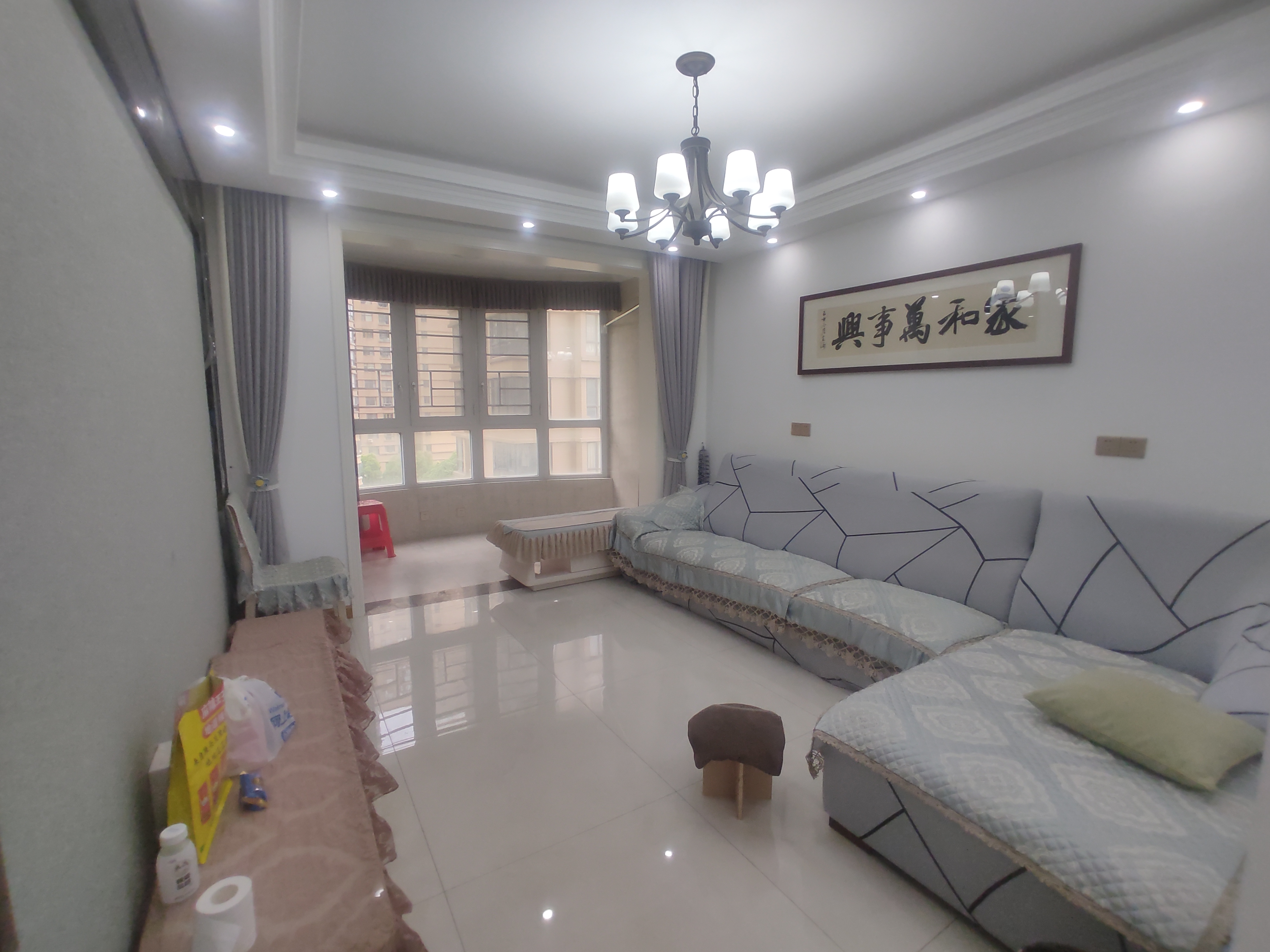 颐和公馆.精装三房两卫.房子成色新基本没住.证件满二.看房方便